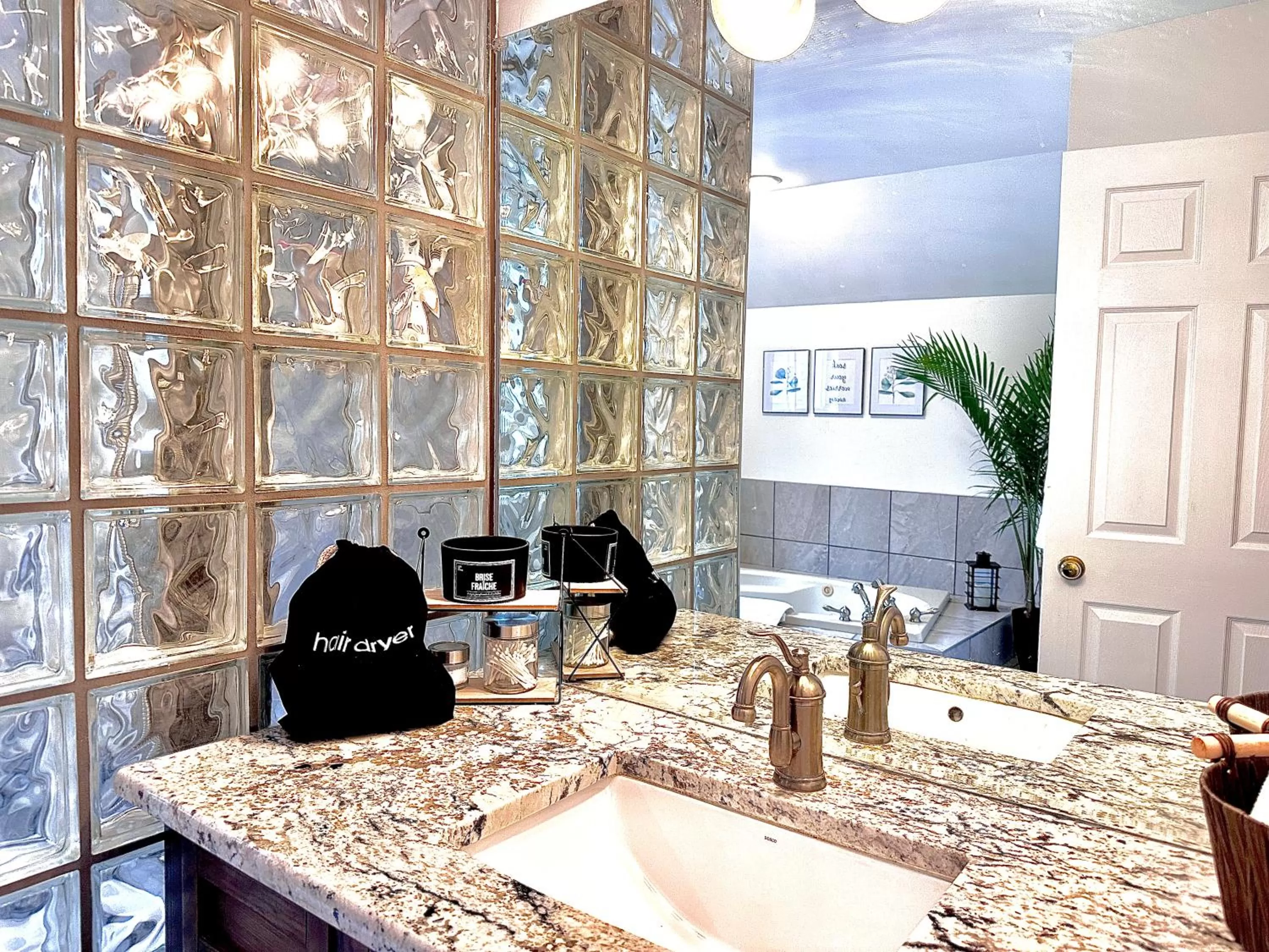 Bathroom in Settlers Suites