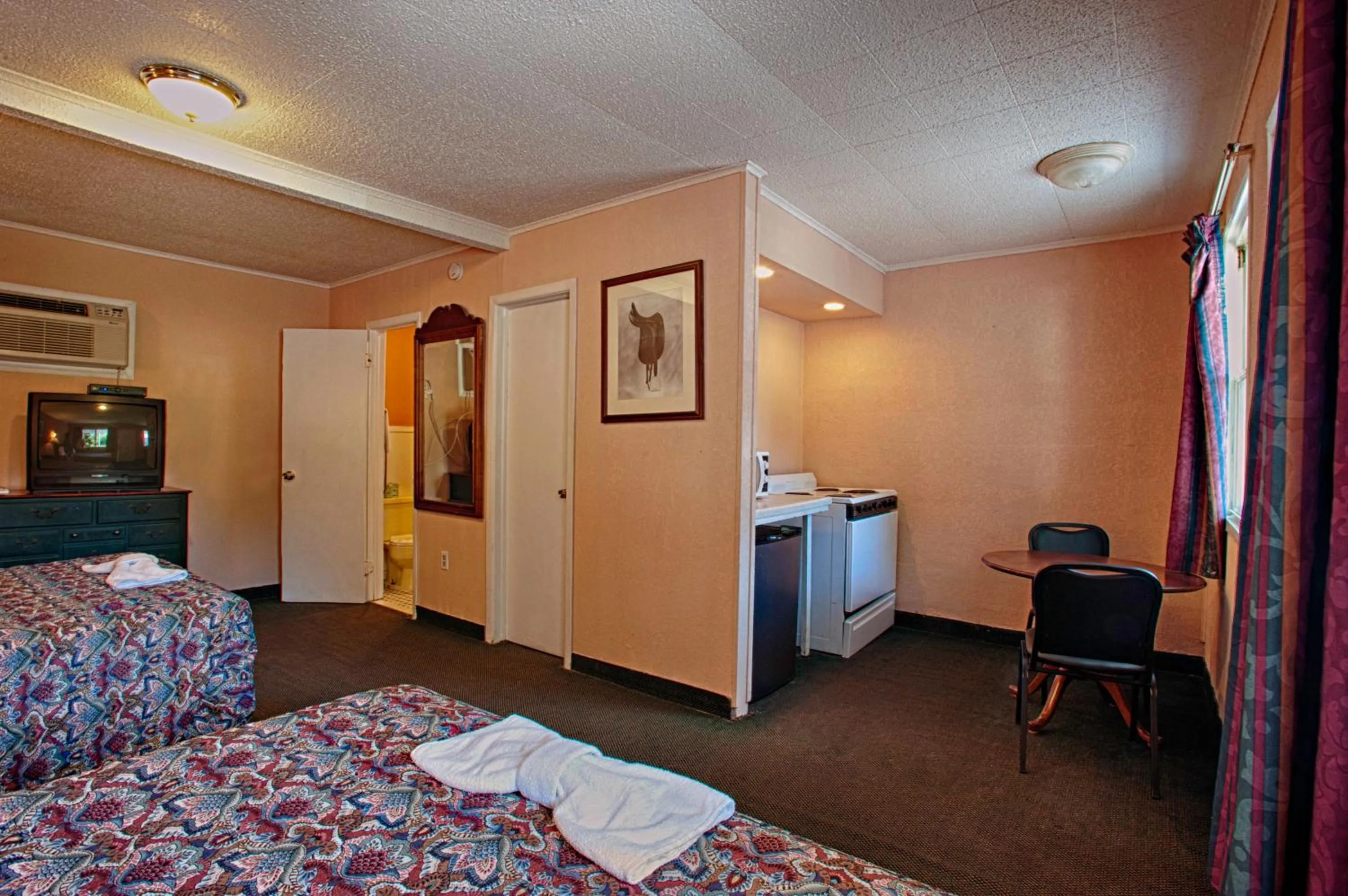 Bedroom, Bed in Economy Motel Inn and Suites Somers Point