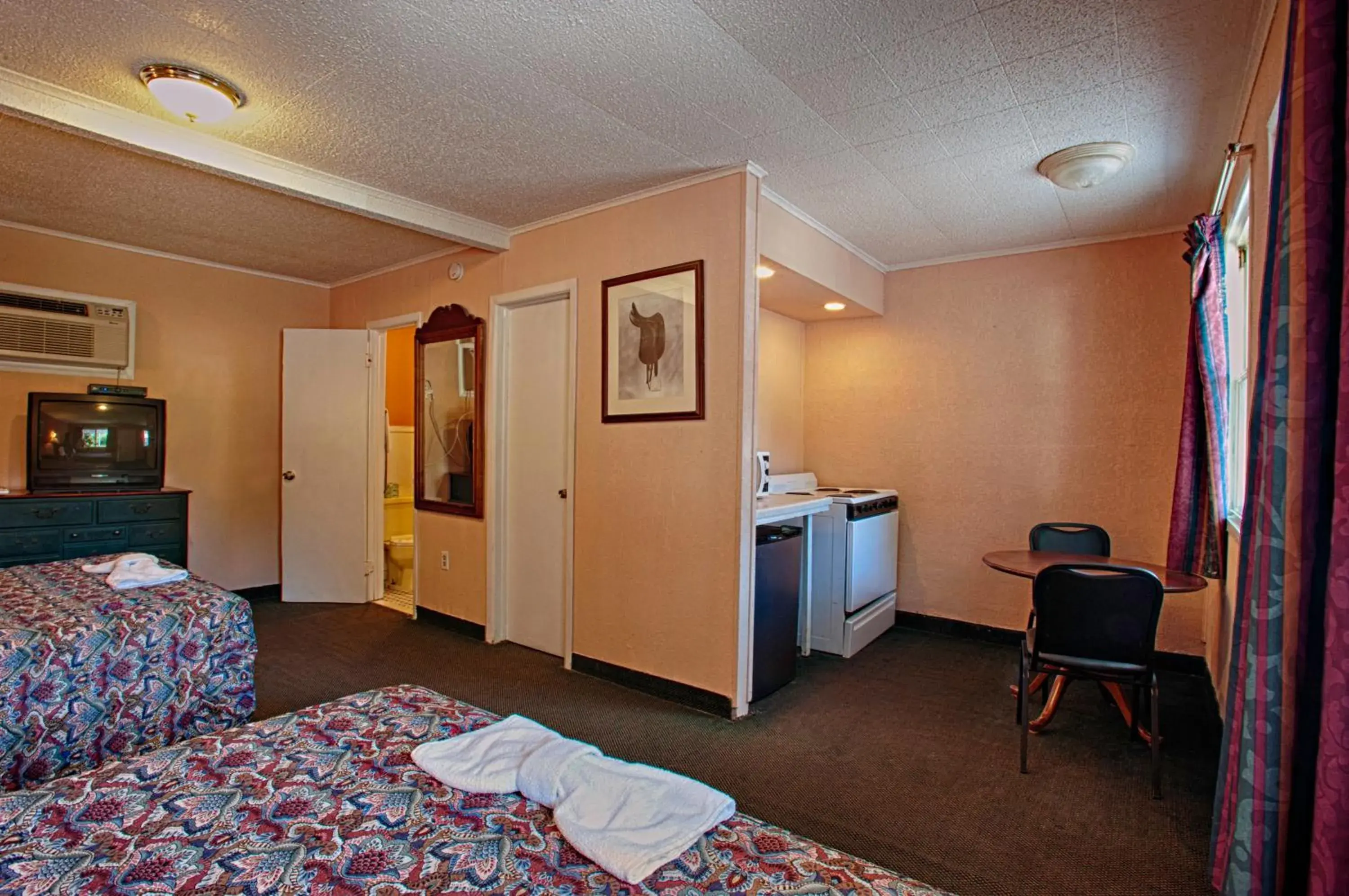 Two Queen Beds with Kitchen in Economy Motel Inn and Suites Somers Point Two Queen Beds with Kitchen in Economy Motel Inn and Suites Somers Point