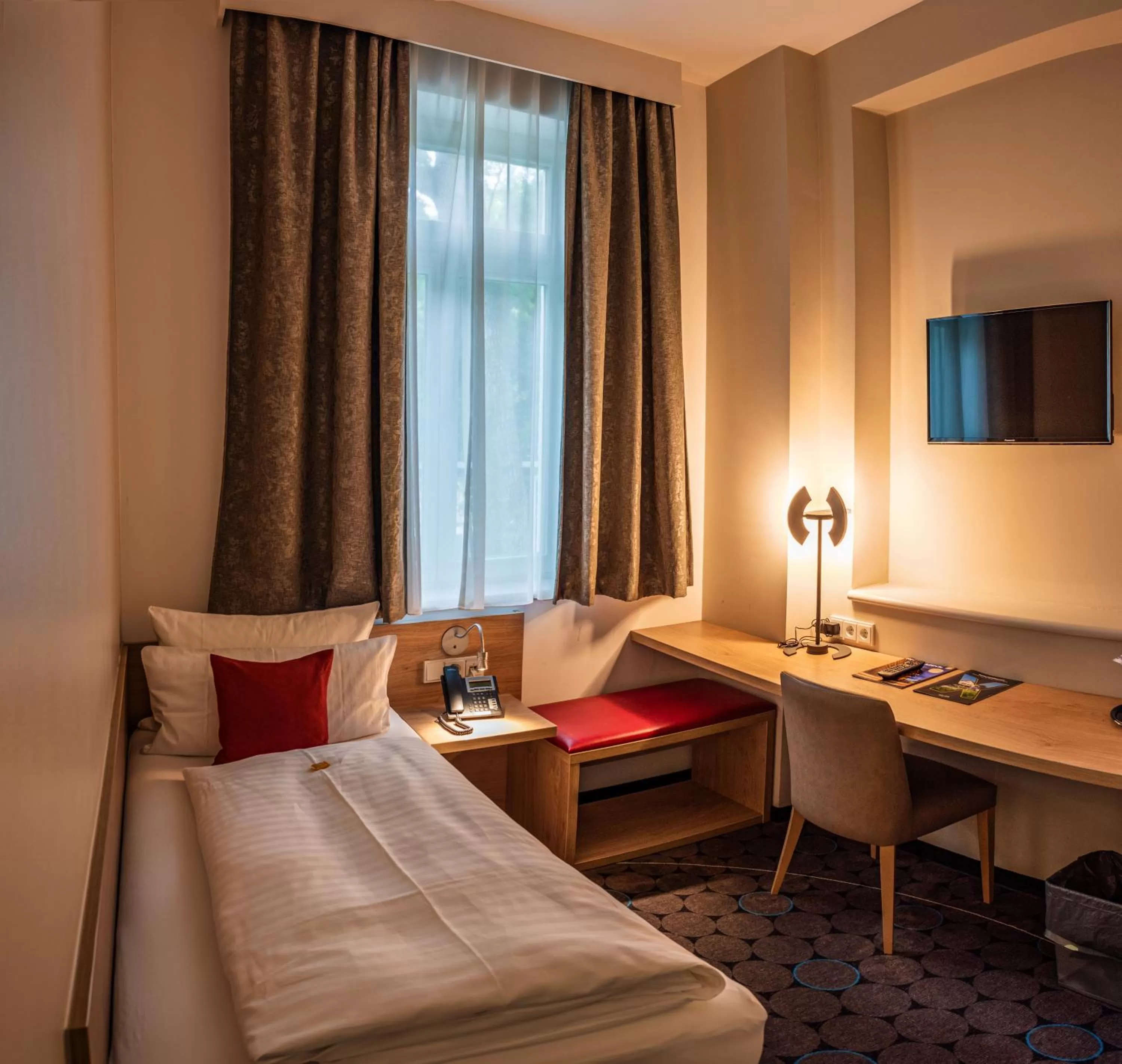 Bed in AKZENT Hotel Villa Saxer