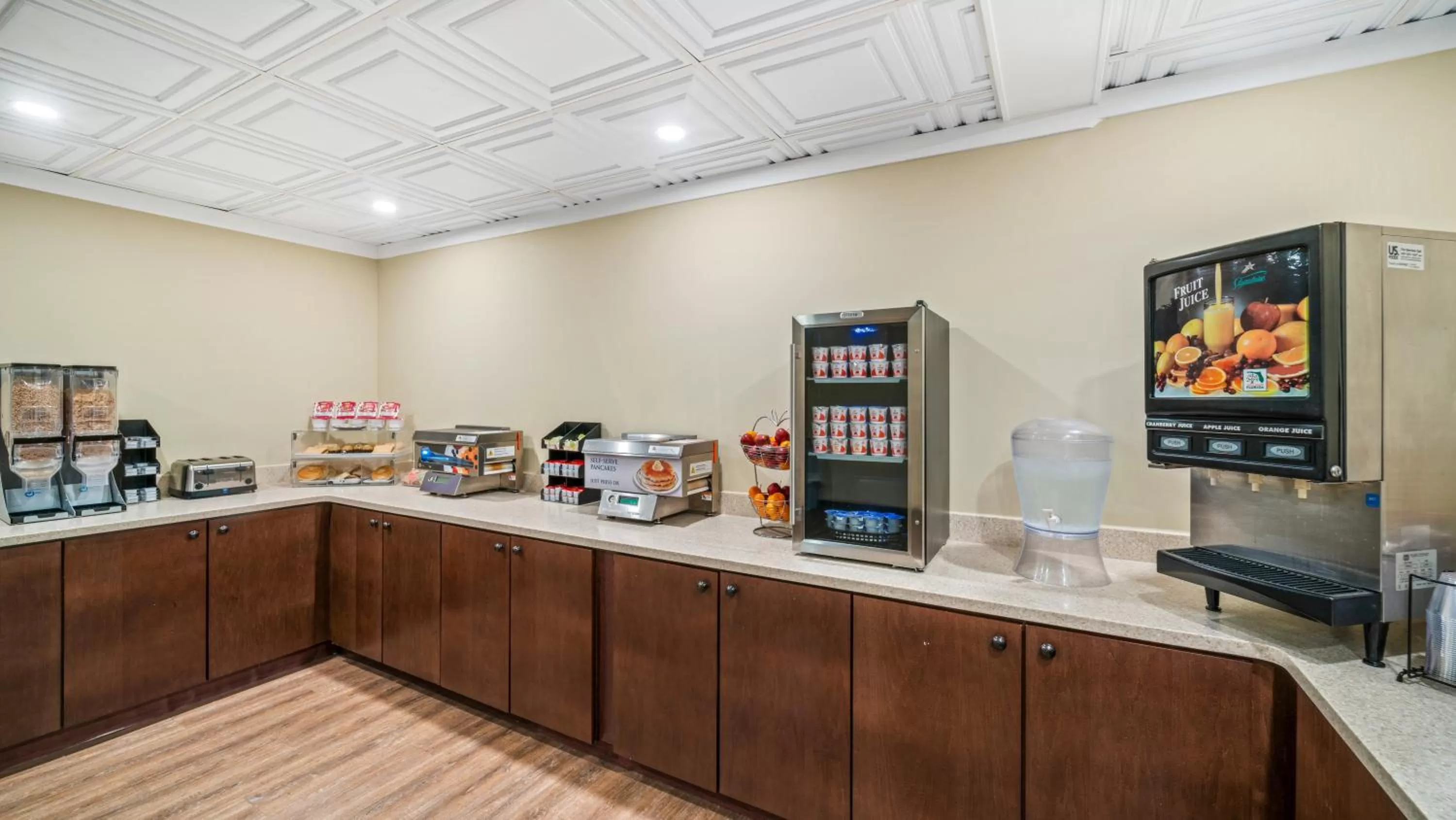 Breakfast in Clarion Hotel & Suites Fairbanks near Ft Wainwright