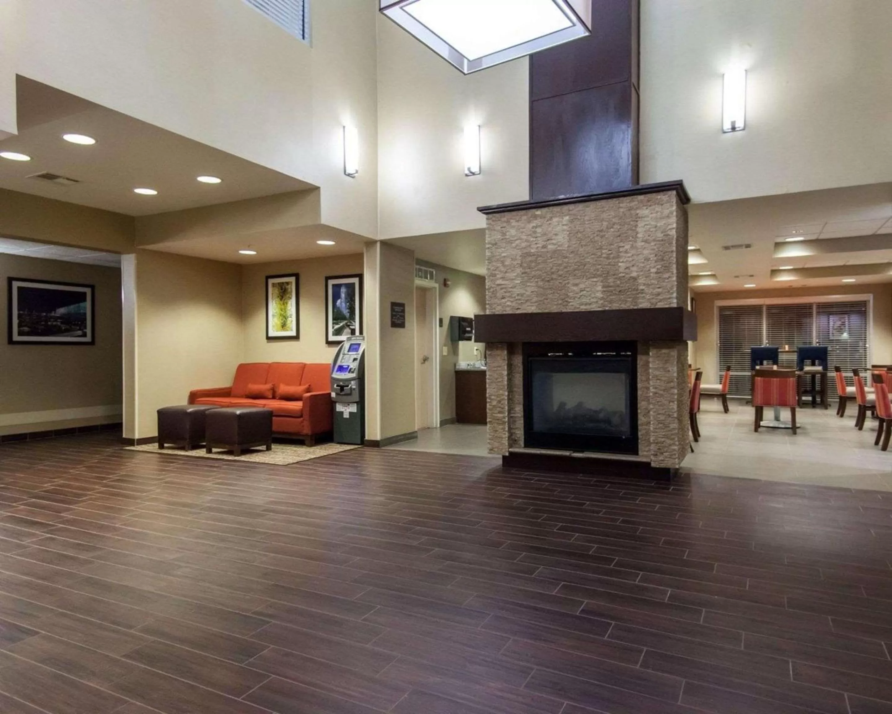 Lobby or reception in Comfort Suites Tulsa Central