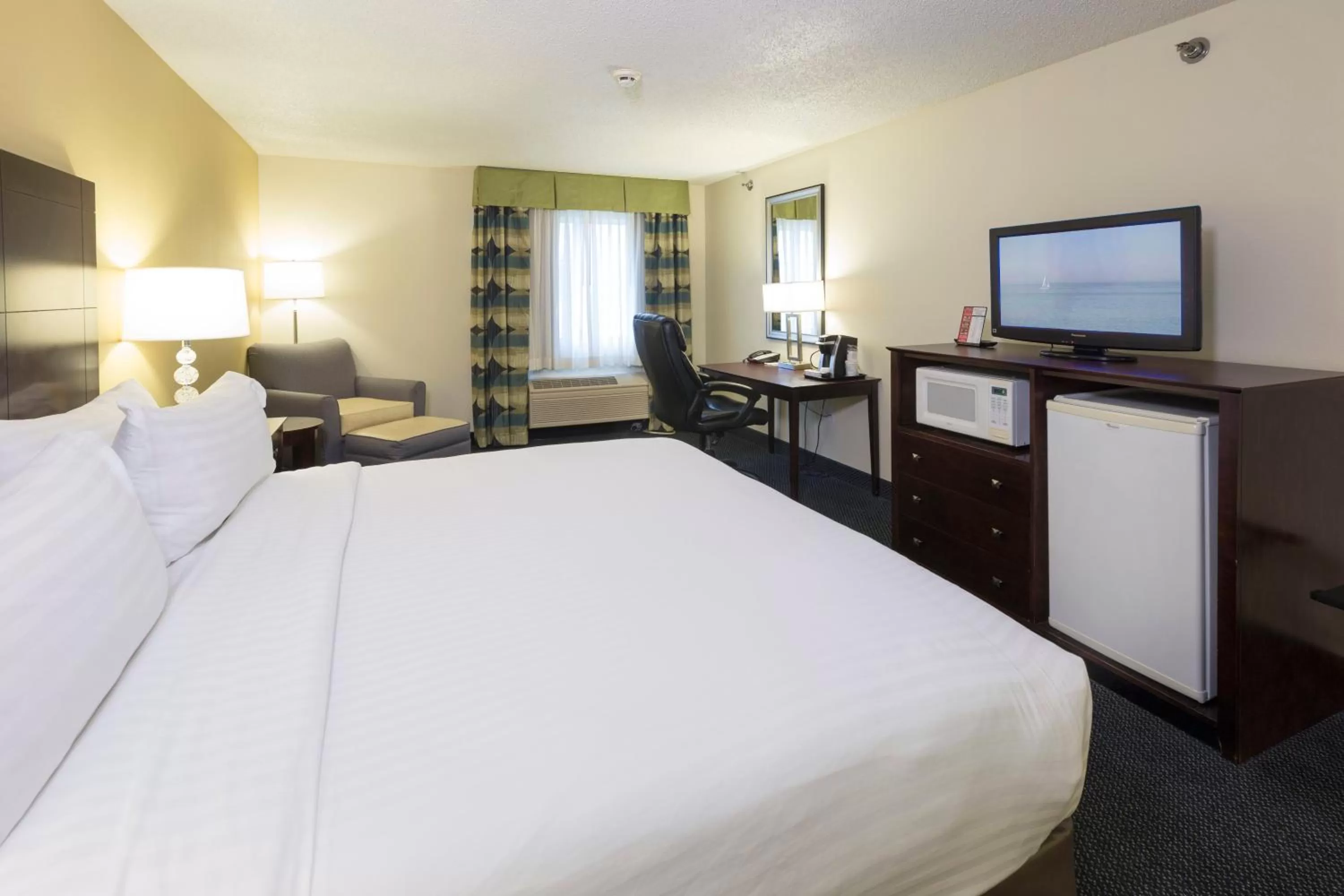 Photo of the whole room, Bed in Holiday Inn Express Hotel & Suites-Saint Joseph by IHG