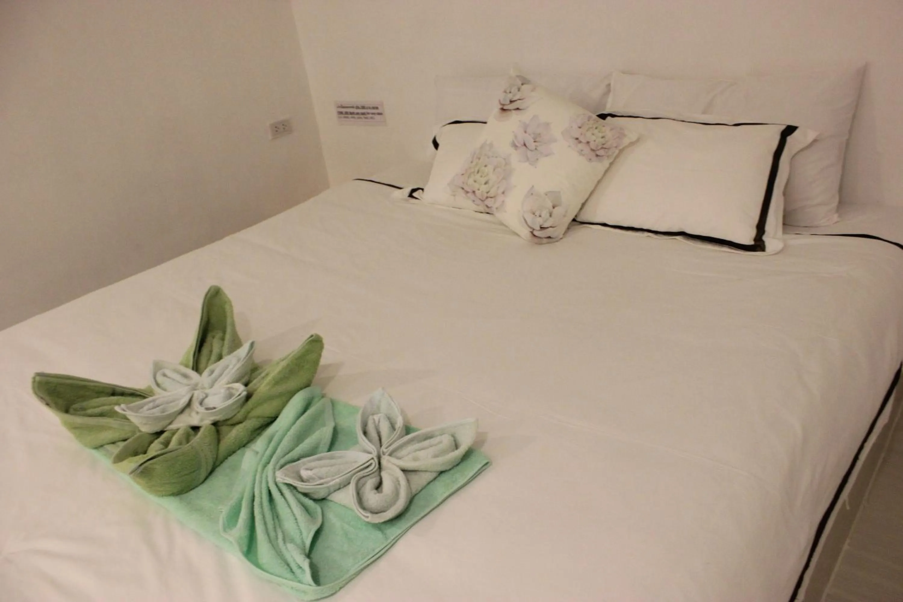 Bed in 1715 House - White Rhino