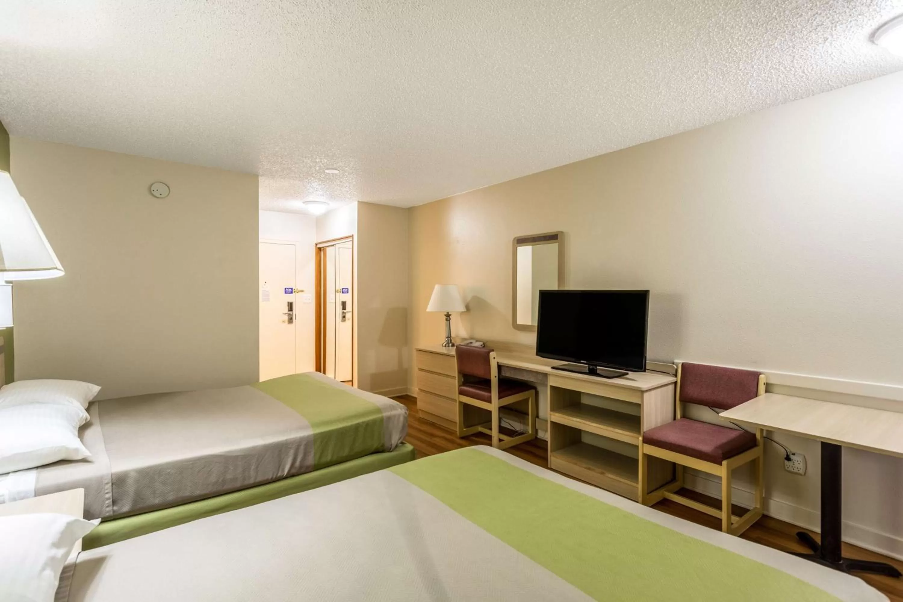 Photo of the whole room, Bed in Motel 6-Great Falls, MT