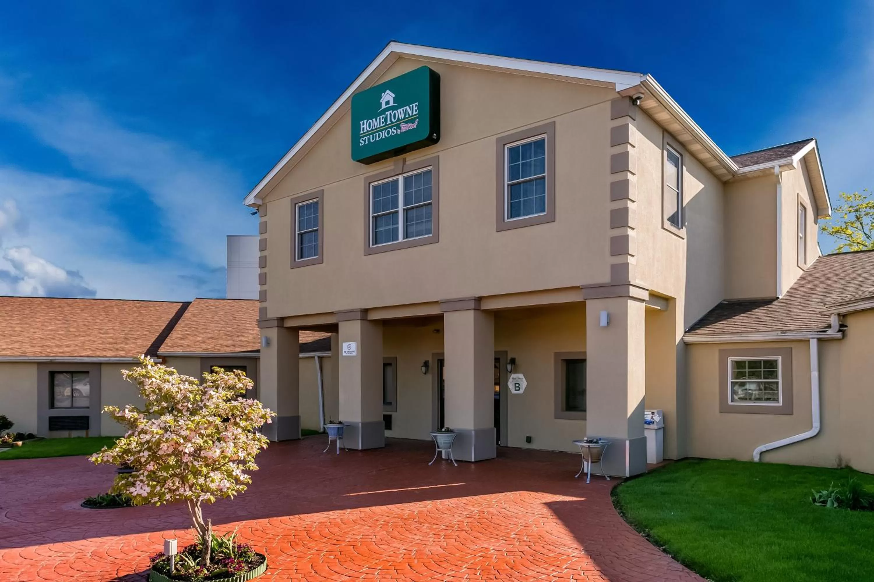 Property building in HomeTowne Studios by Red Roof Denver, PA