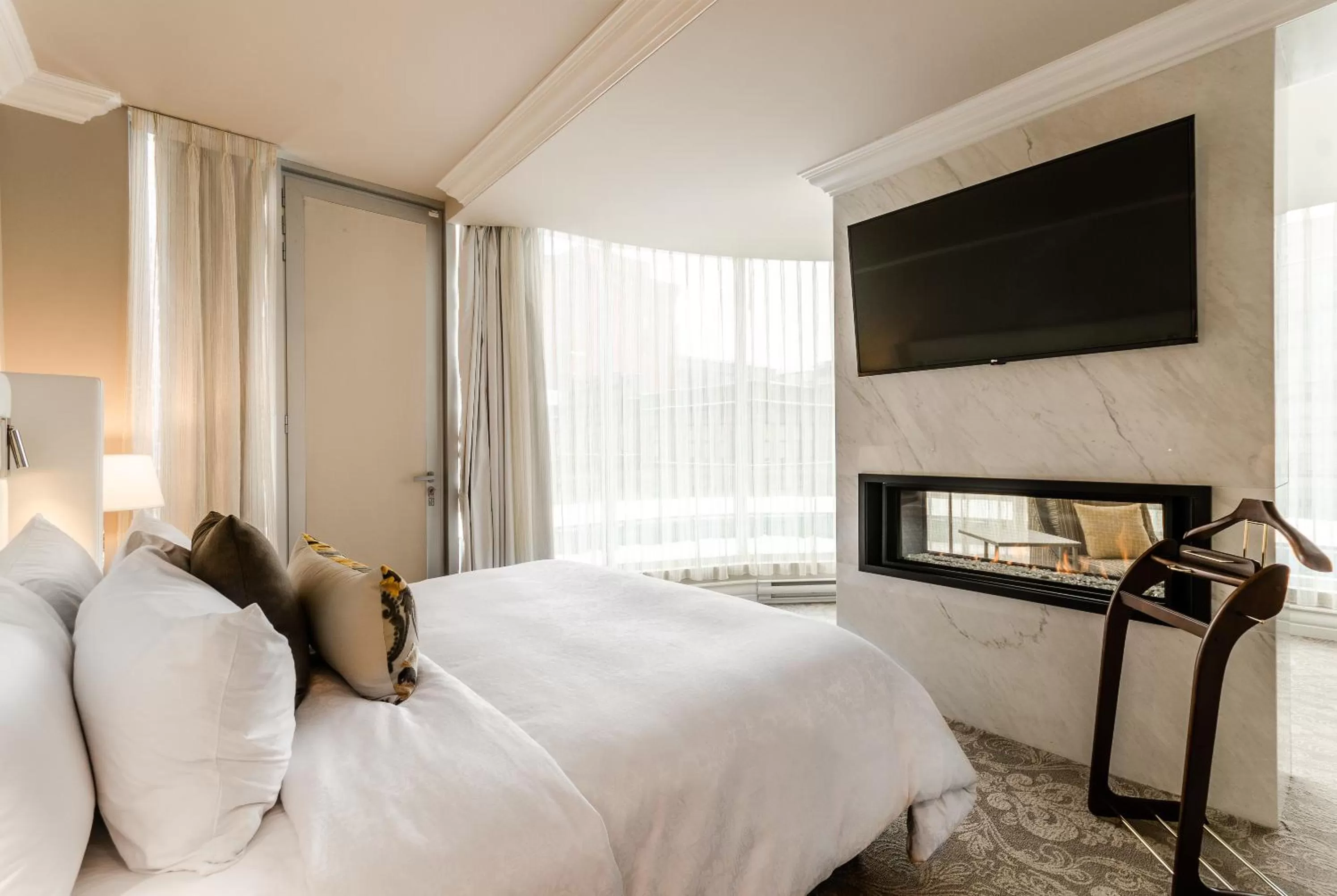 Bed in Hôtel Birks Montréal