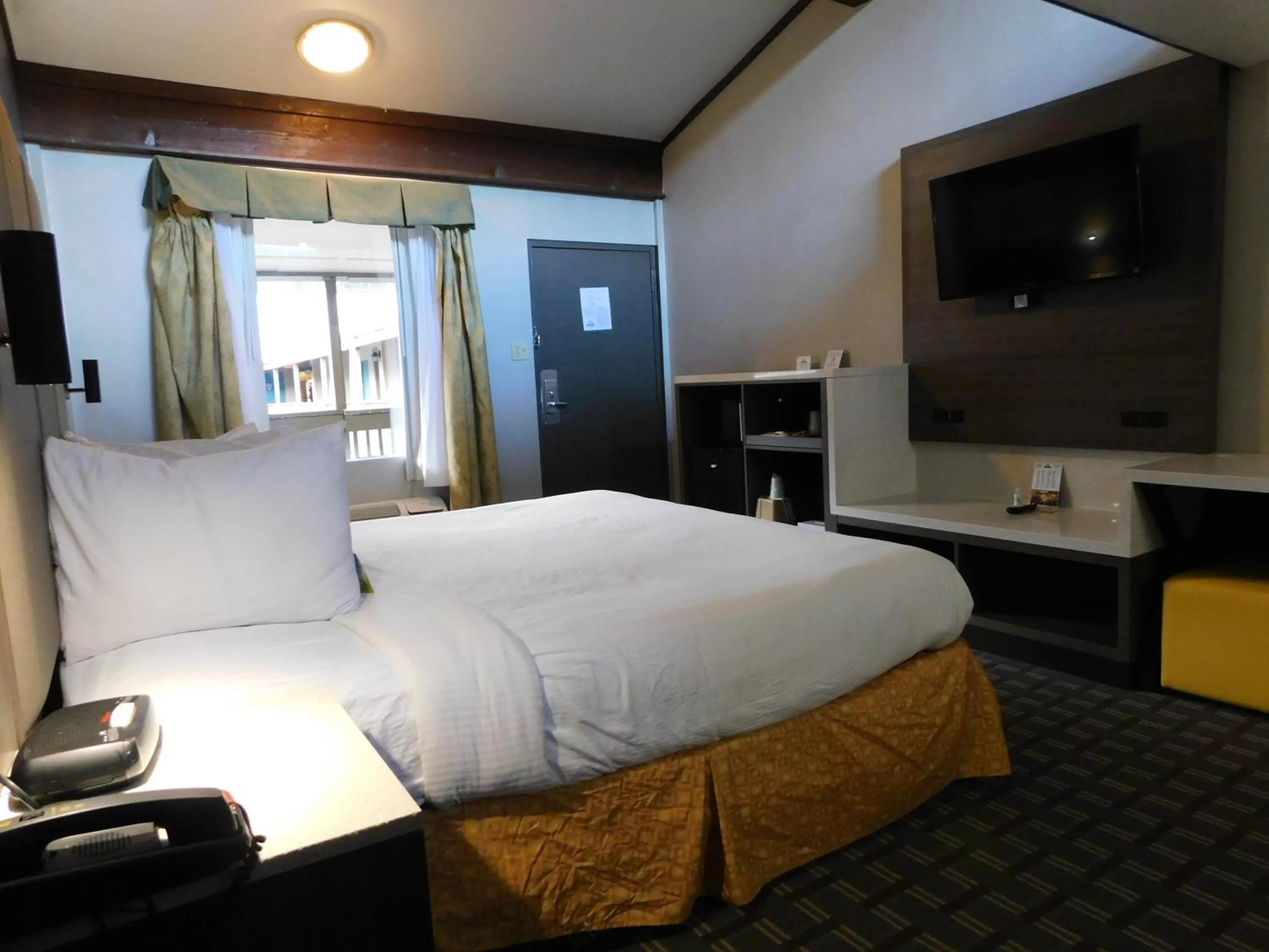 Bed in Days Inn & Suites by Wyndham Downtown Gatlinburg Parkway