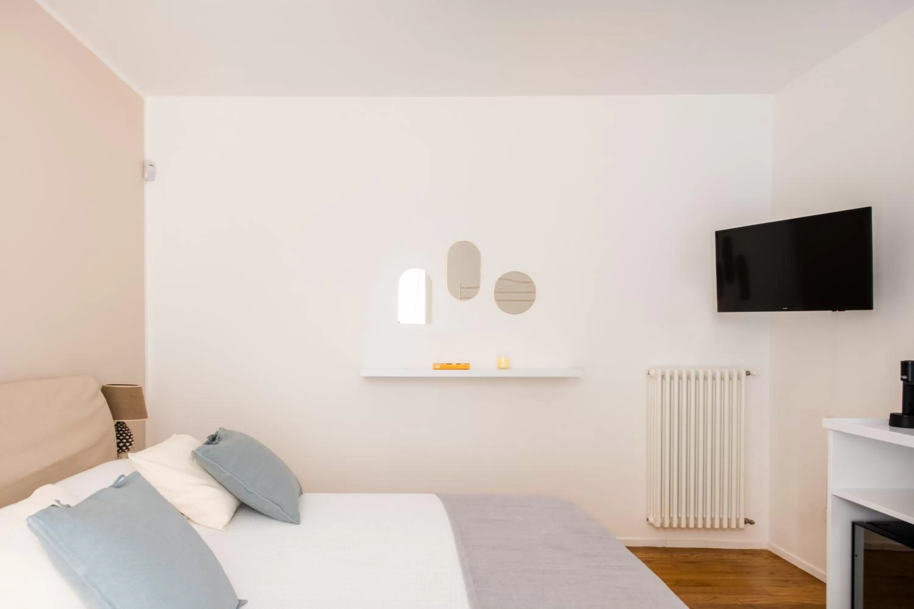 TV and multimedia in Moncada Suites & Apartments