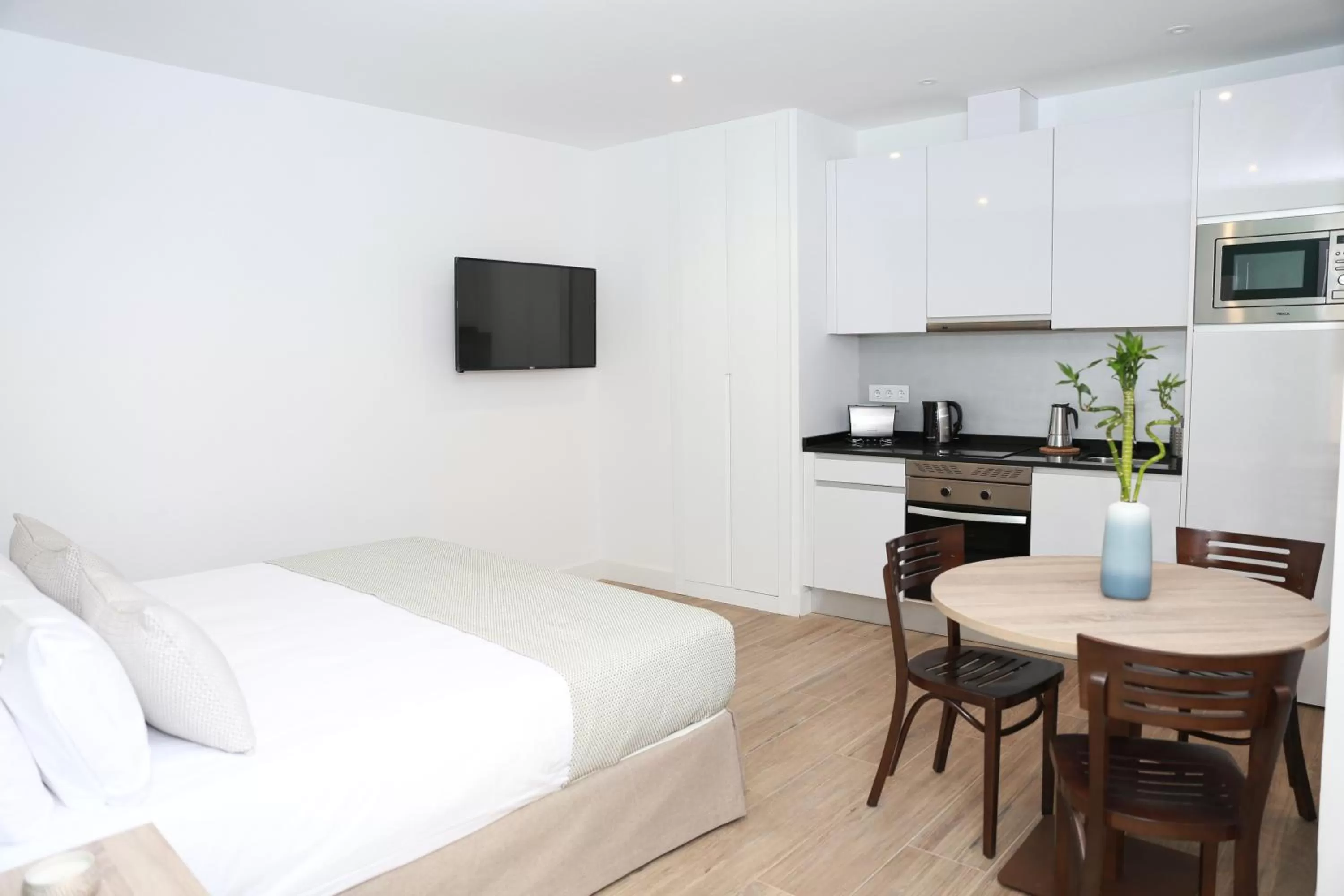 Kitchen or kitchenette, Bed in New Point Opera