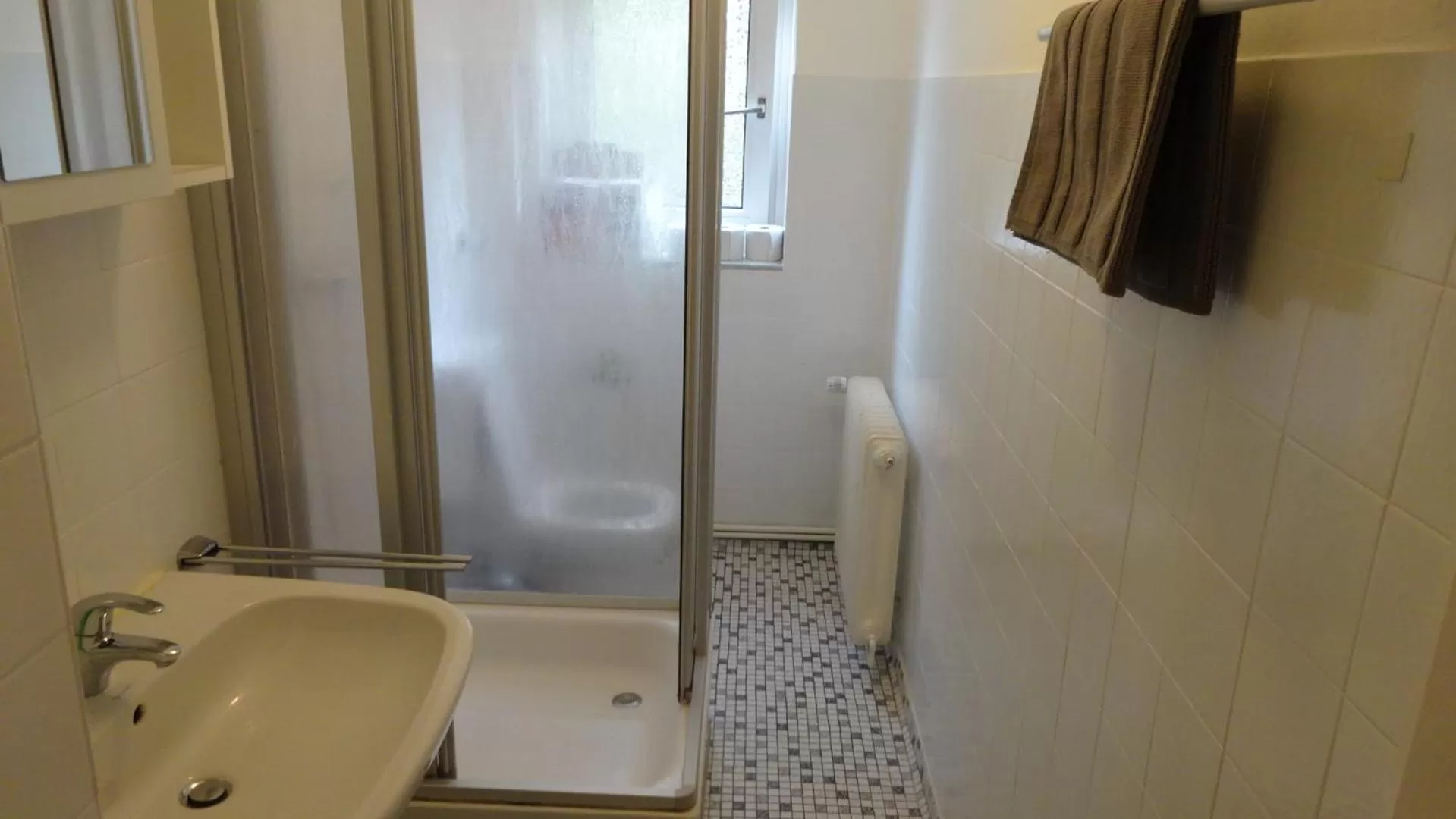 Shower in Private Room with Breakfast