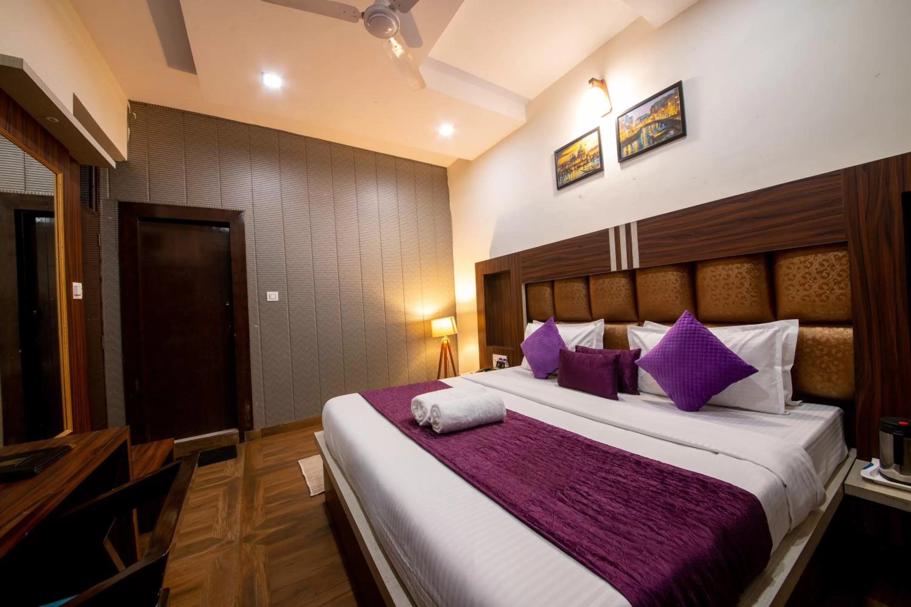 Bed in Grey Castle - Hotel Near Haridwar Railway station