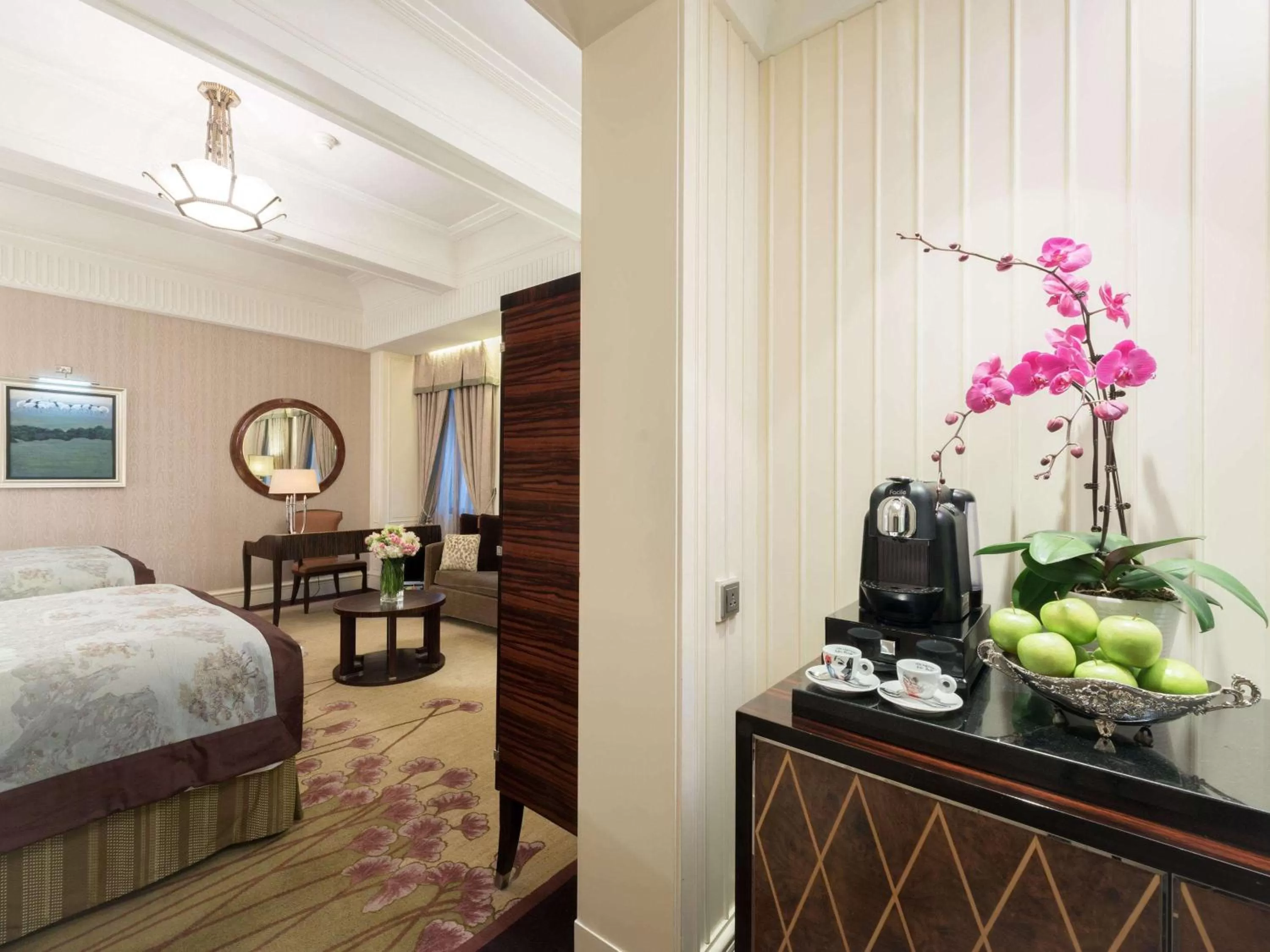 Photo of the whole room, Bed in Fairmont Peace Hotel on the Bund