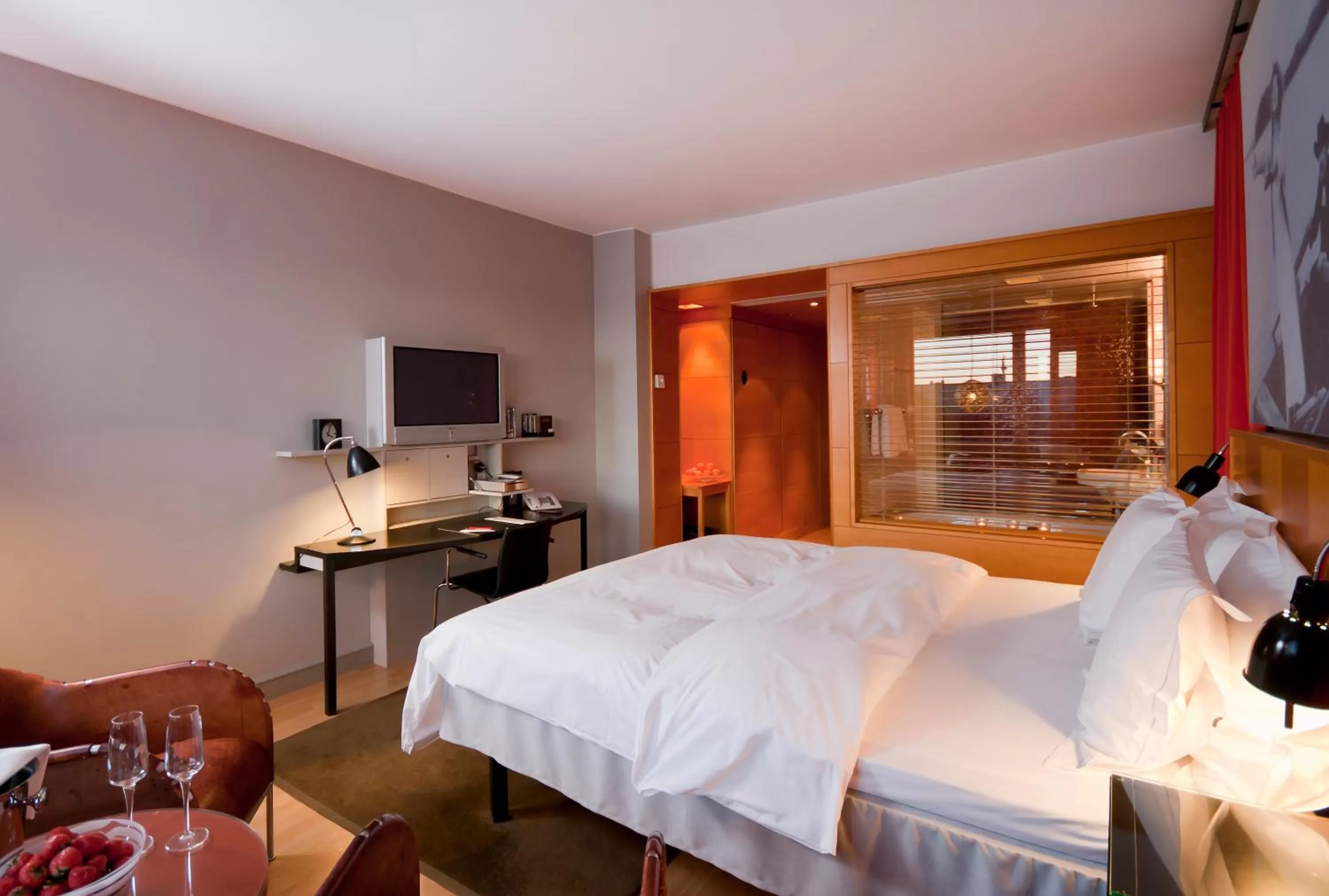 TV and multimedia, Bed in Hotel Rival