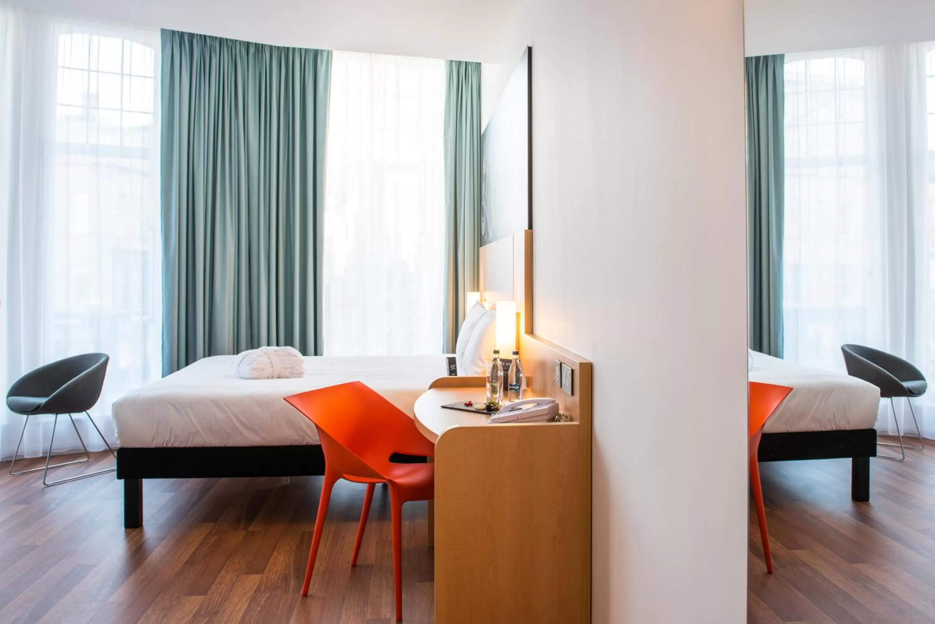 Photo of the whole room, Bed in ibis Edinburgh Centre South Bridge – Royal Mile