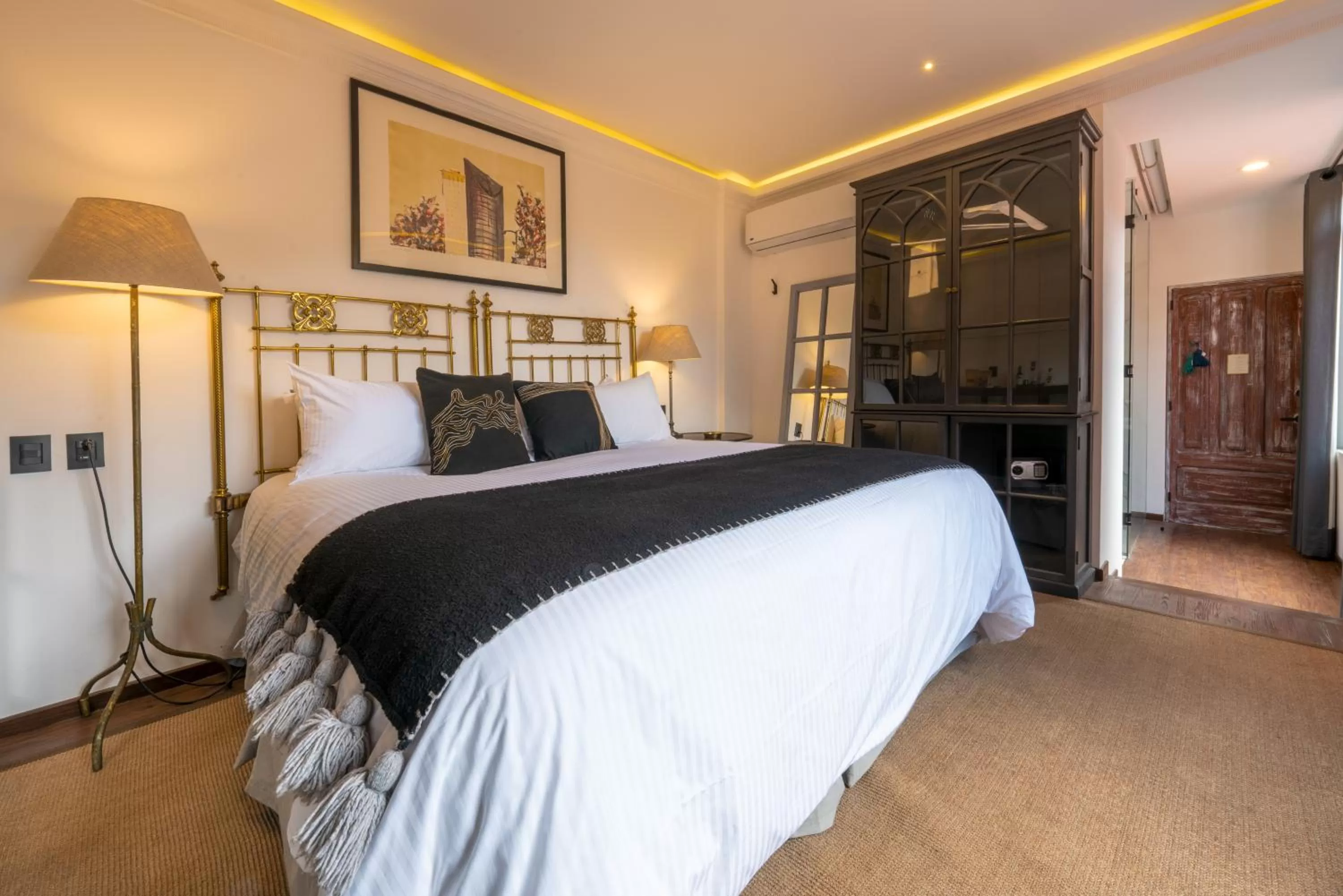 Photo of the whole room, Bed in Orchid House Mexico City