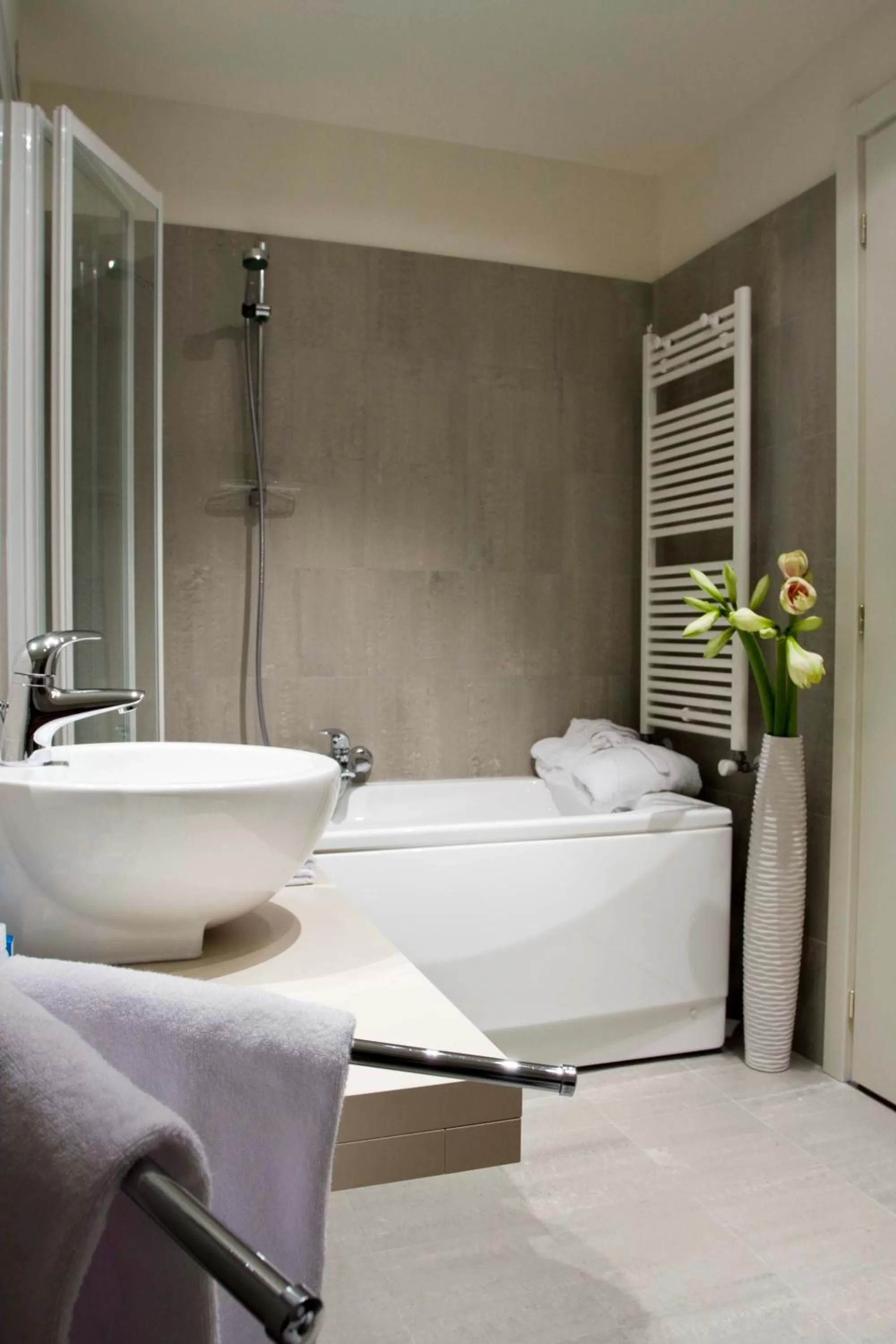 Bathroom, Bed in Hotel Cube