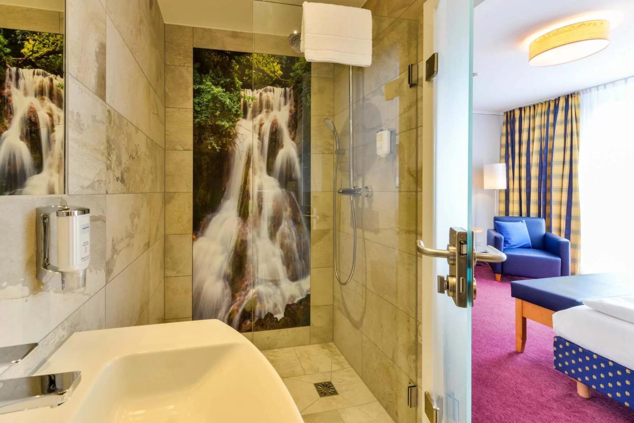 Bathroom, Bed in Hotel Schiller