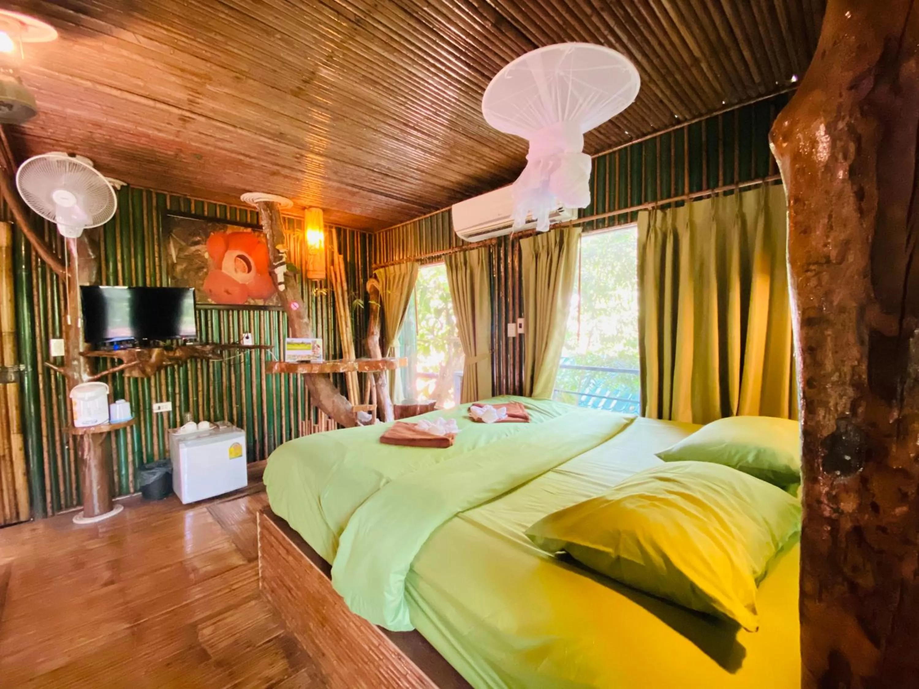 Photo of the whole room, Bed in Khao Sok Tree House Resort