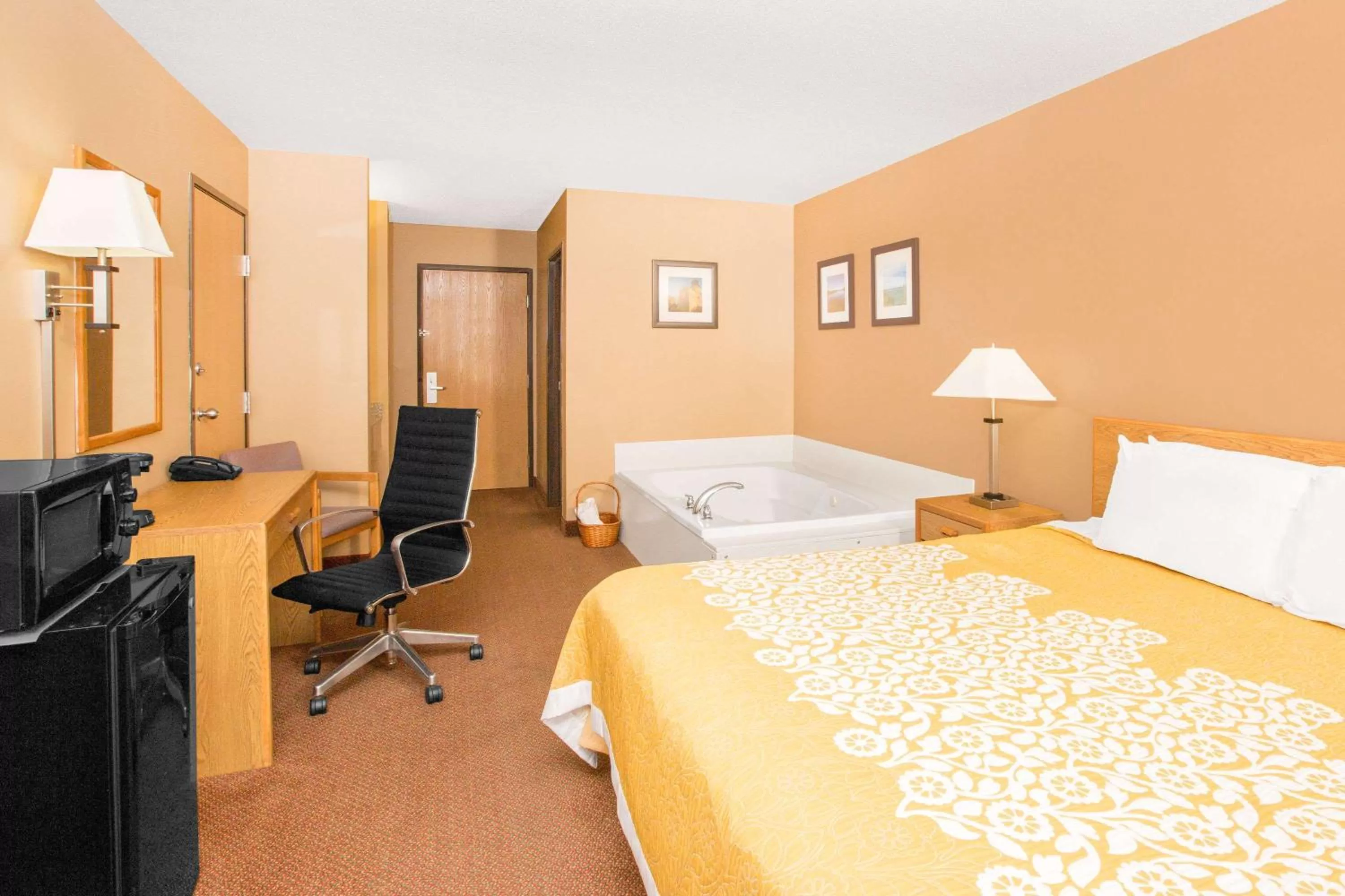 Photo of the whole room, Bed in Days Inn by Wyndham Worthington
