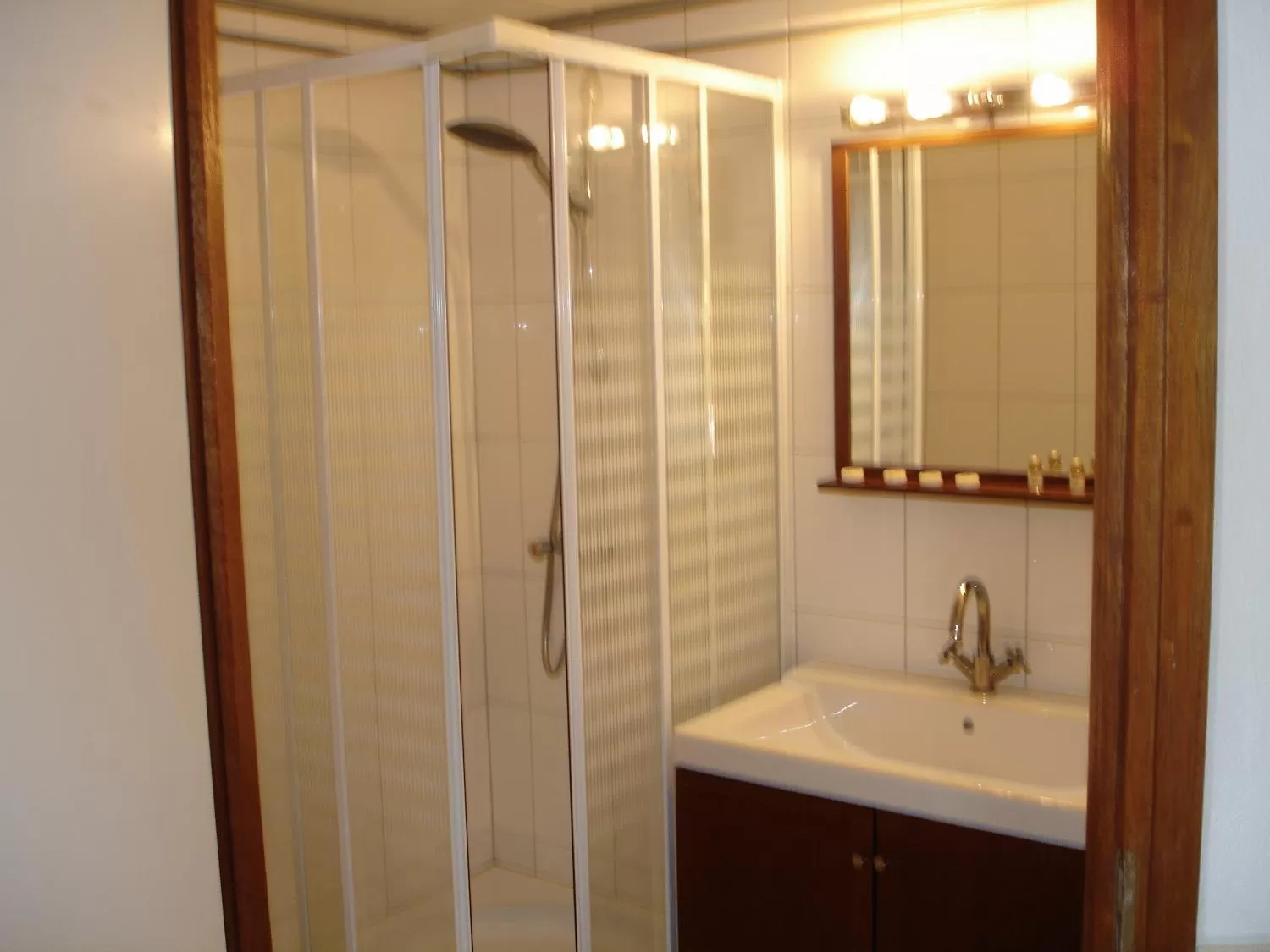 Shower, Bathroom in Motel- Bungalow-& Chaletpark de Brenkberg