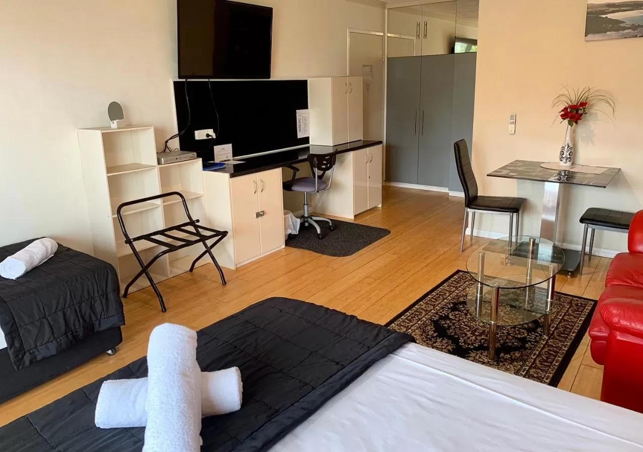 Communal lounge/ TV room, Bed in Outrigger Burleigh