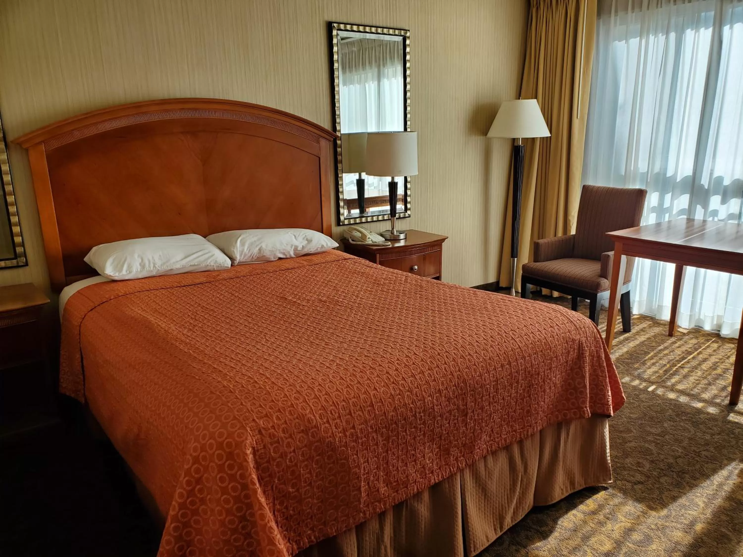 Bed in Royal Pacific Motor Inn