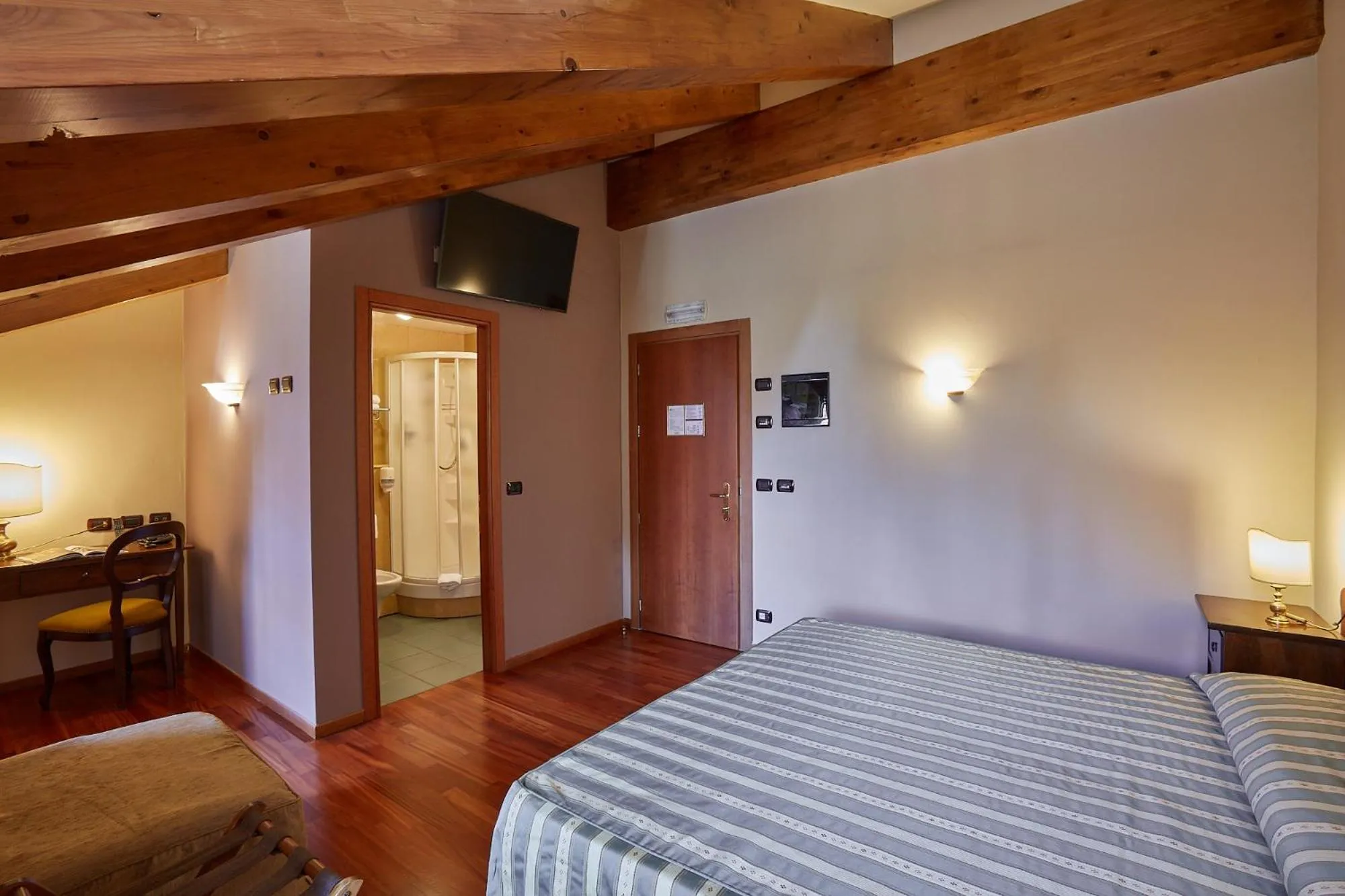 Photo of the whole room, Bed in Liberty Hotel