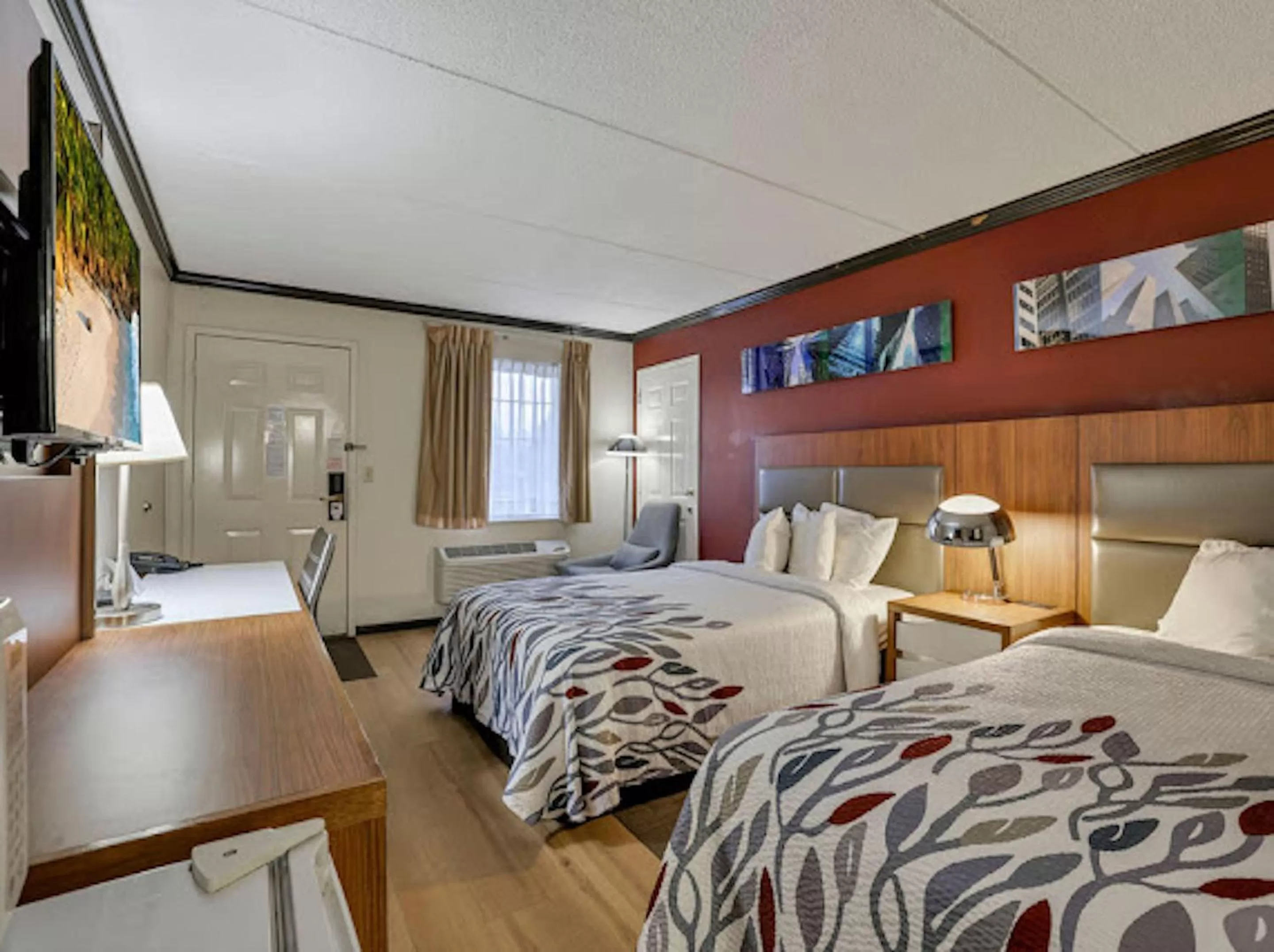 Photo of the whole room, Bed in Red Roof Inn Uhrichsville