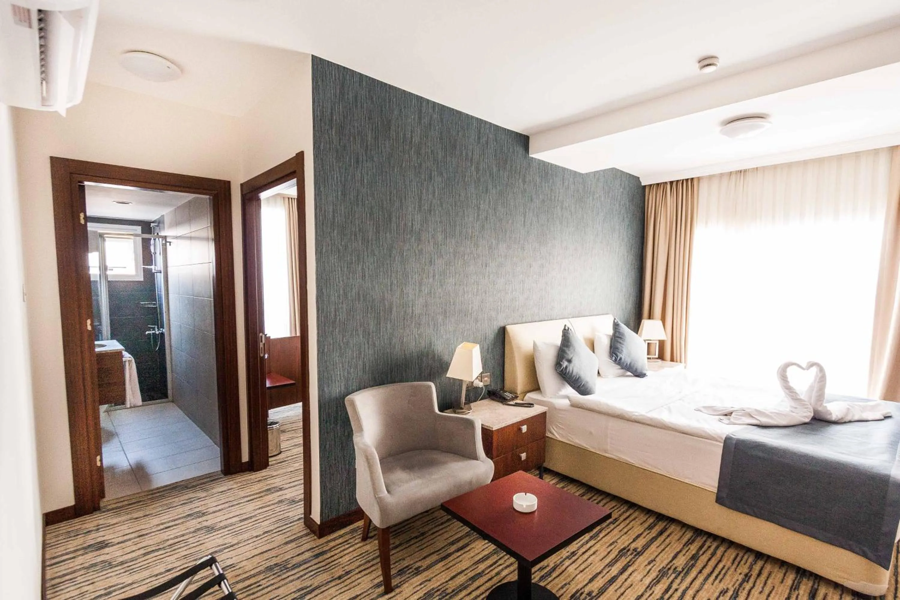 Shower, Bed in Port View Hotel