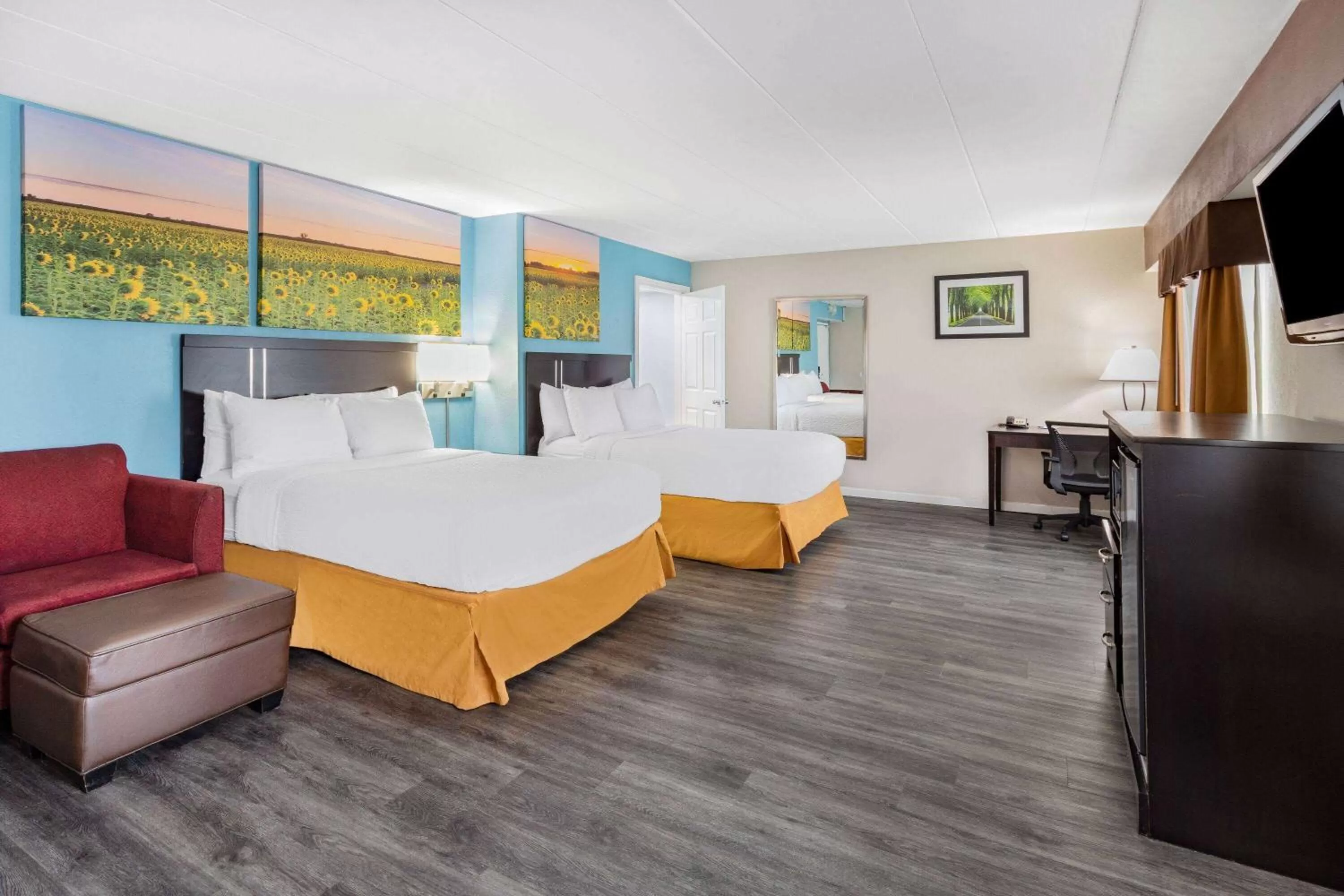 Photo of the whole room, Bed in Days Inn by Wyndham Livonia Canton Detroit