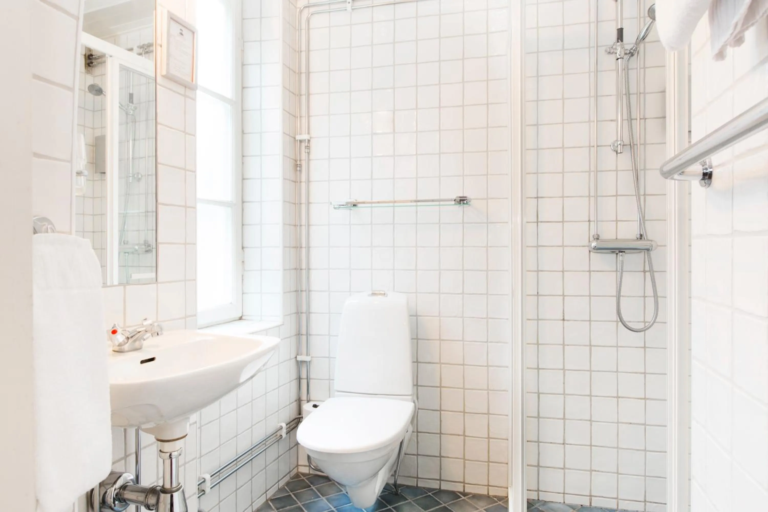 Bathroom in Lord Nelson Hotel