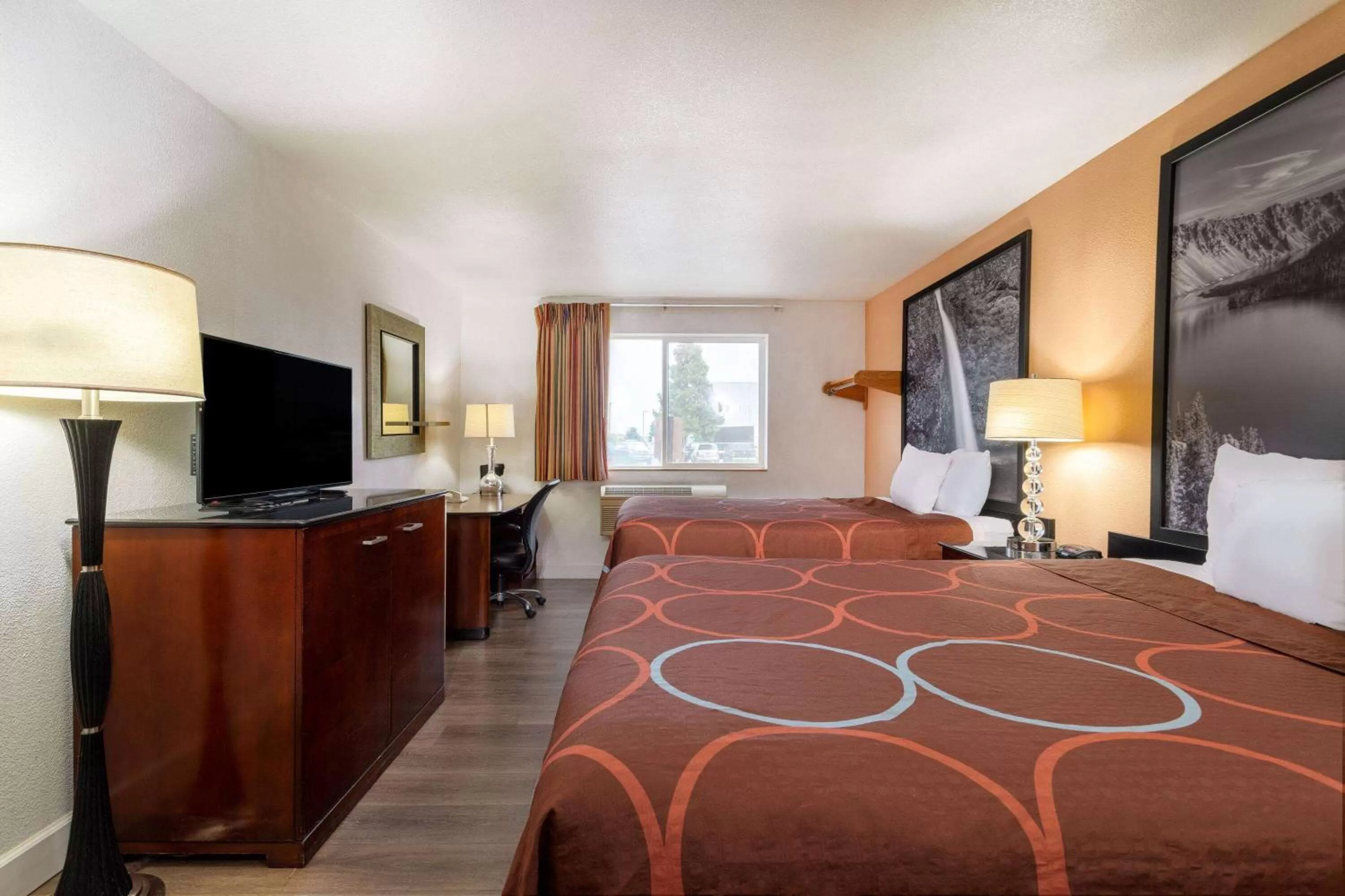 Photo of the whole room, Bed in Super 8 by Wyndham The Dalles OR