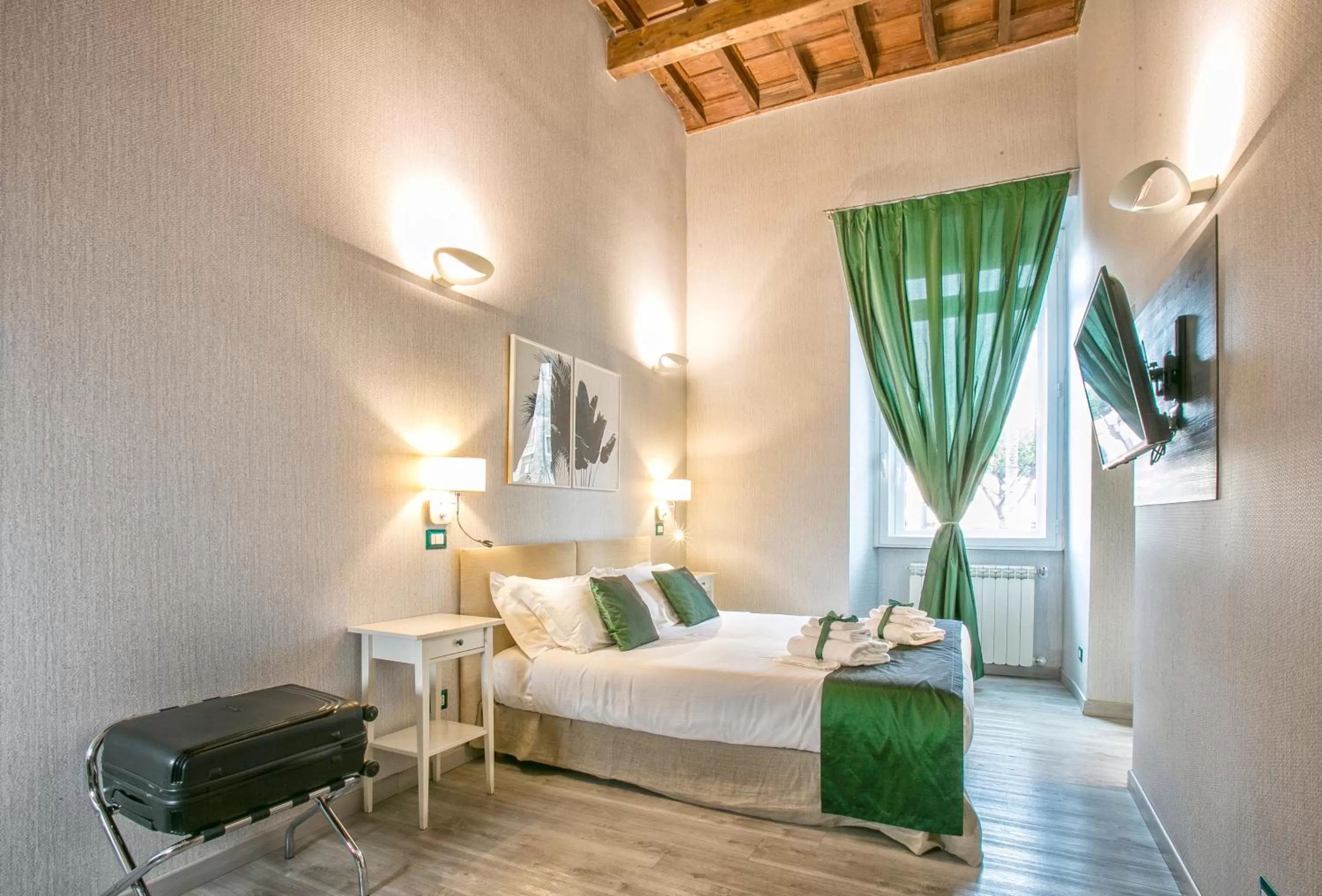 Photo of the whole room, Bed in History Suite