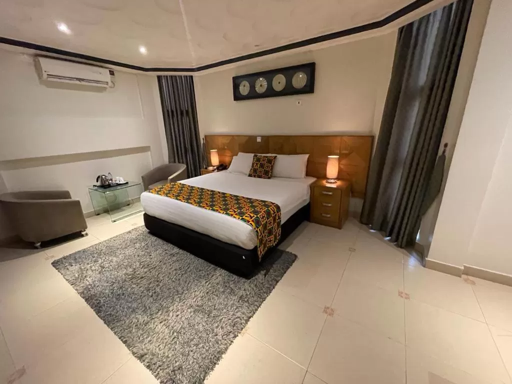 Bedroom, Bed in Airport West Hotel