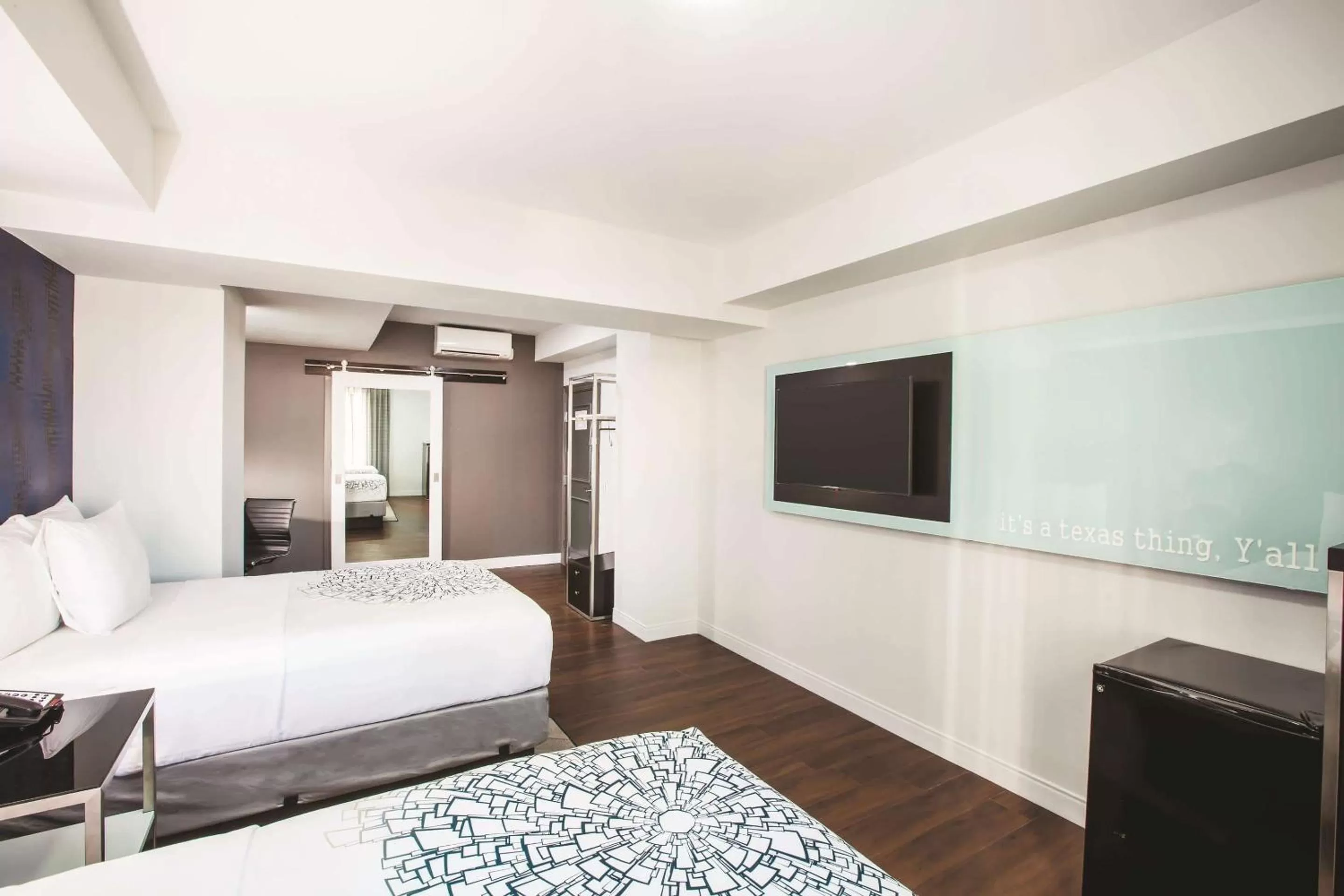 Photo of the whole room, Bed in Holiday Inn Express - Dallas Downtown by IHG