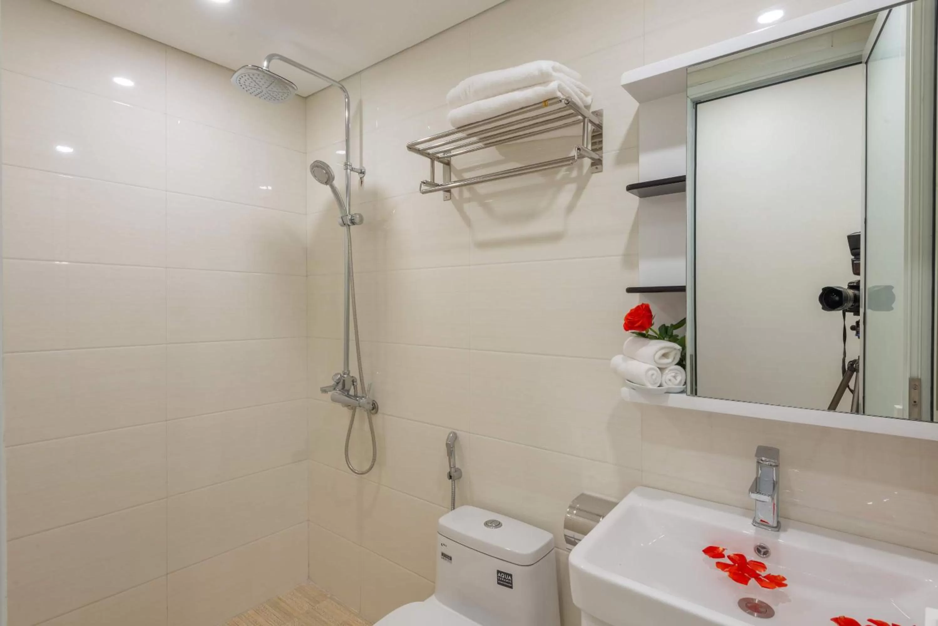 Bathroom in AMI Old Quarter Hotel