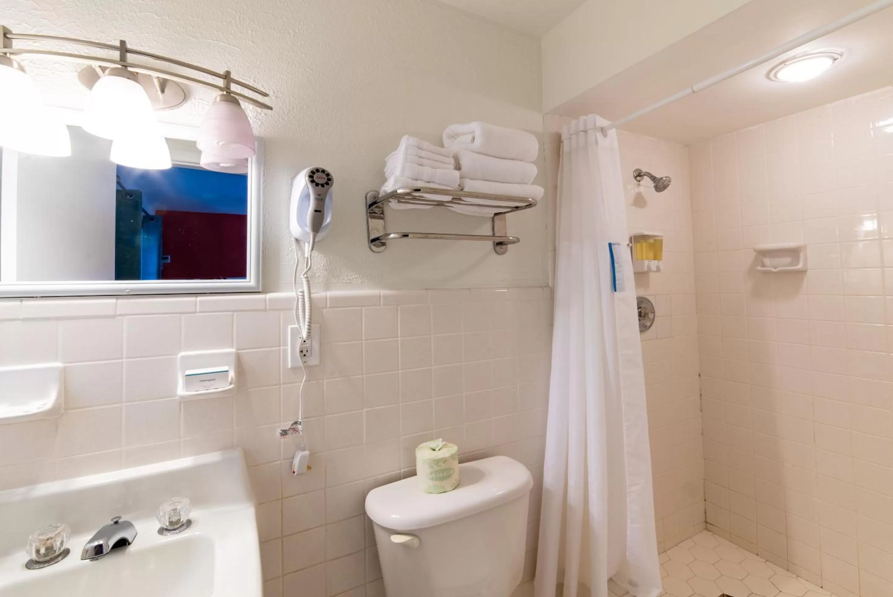Shower in Captain's Table Hotel by Everglades Adventures