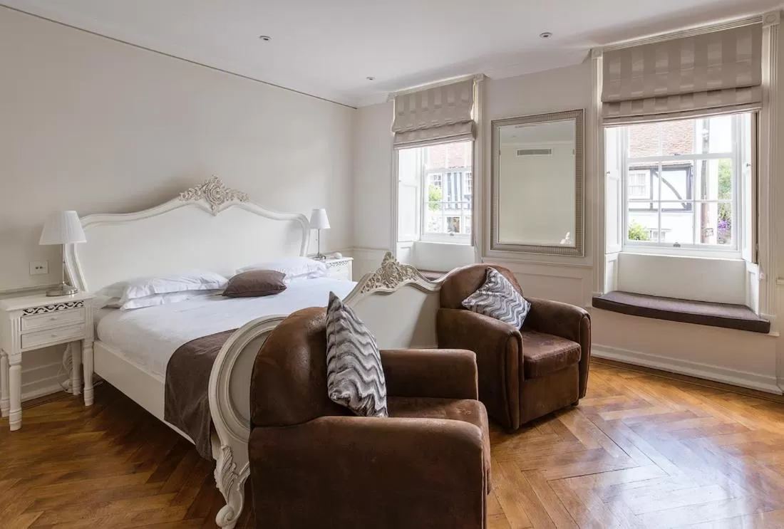 Seating area, Bed in The Bell Inn Hotel