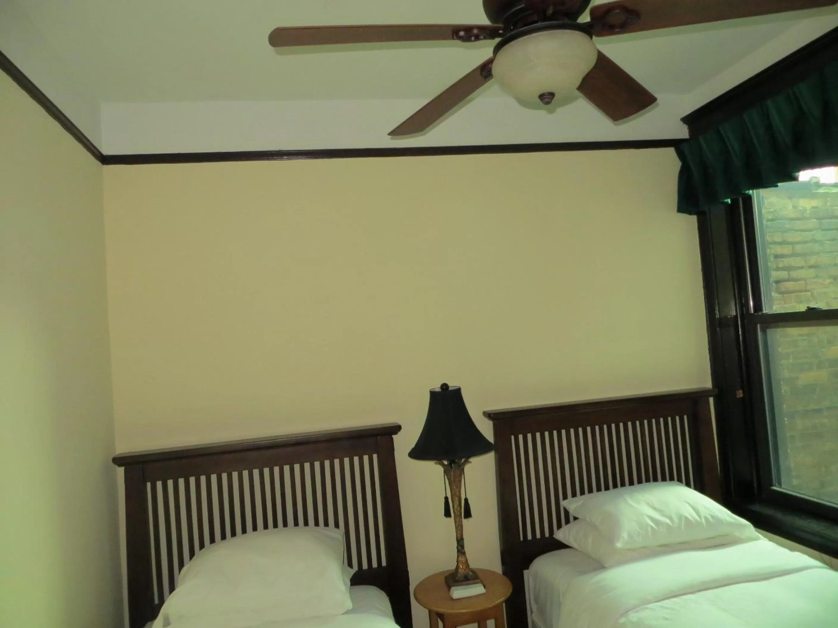 Bed in The Polo Inn Bridgeport U.S.A.