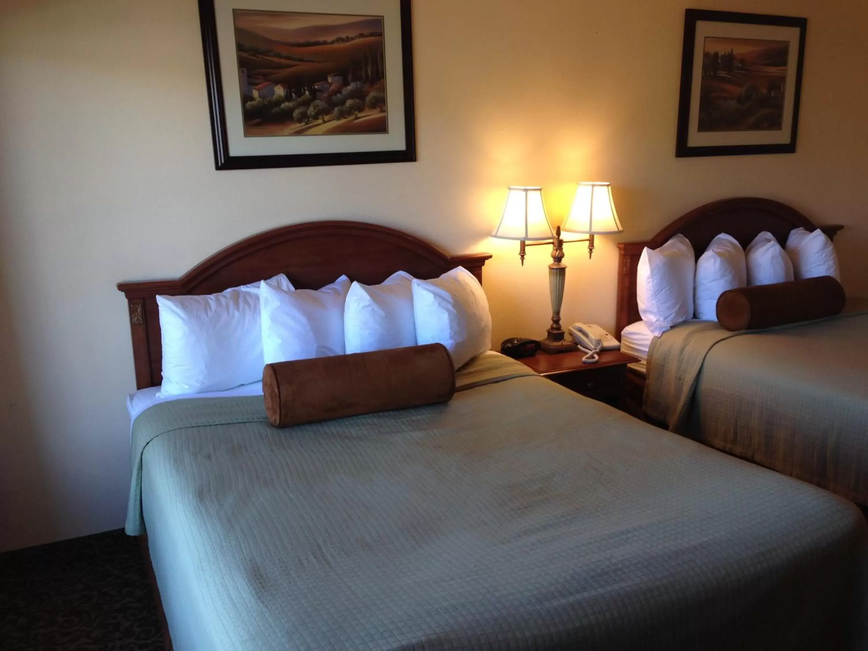Queen Room with Two Queen Beds and Roll-In Shower - Disability Access/Non-Smoking in Best Western El Grande Inn Queen Room with Two Queen Beds and Roll-In Shower - Disability Access/Non-Smoking in Best Western El Grande Inn