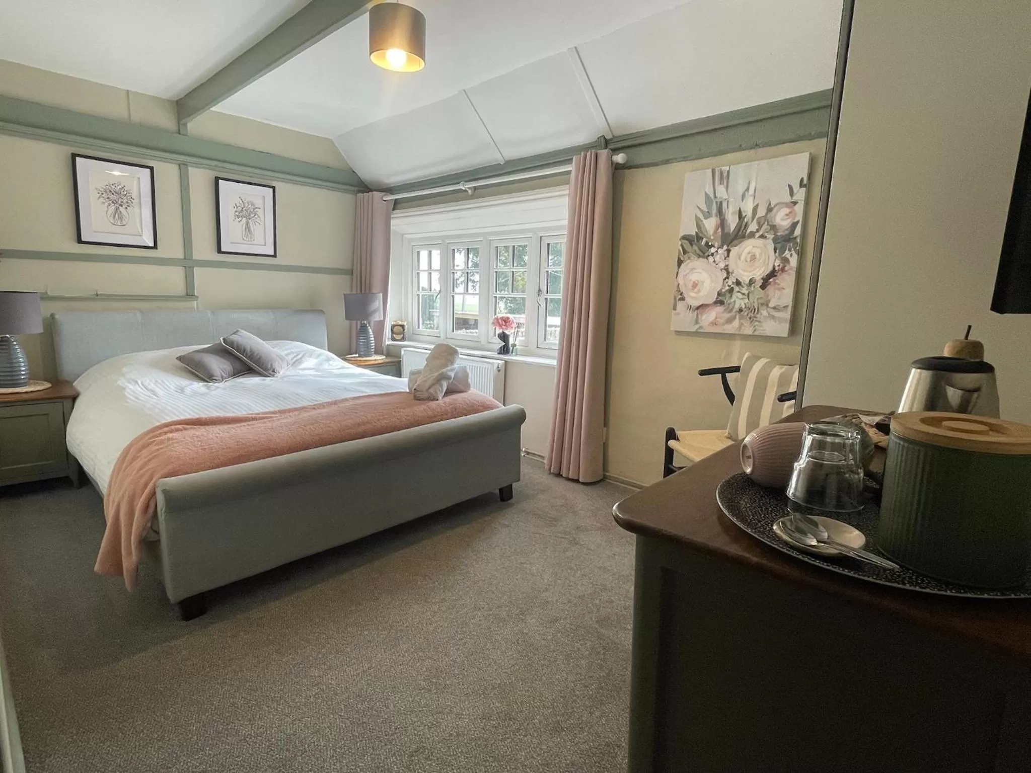 Bedroom, Bed in The Windmill Inn