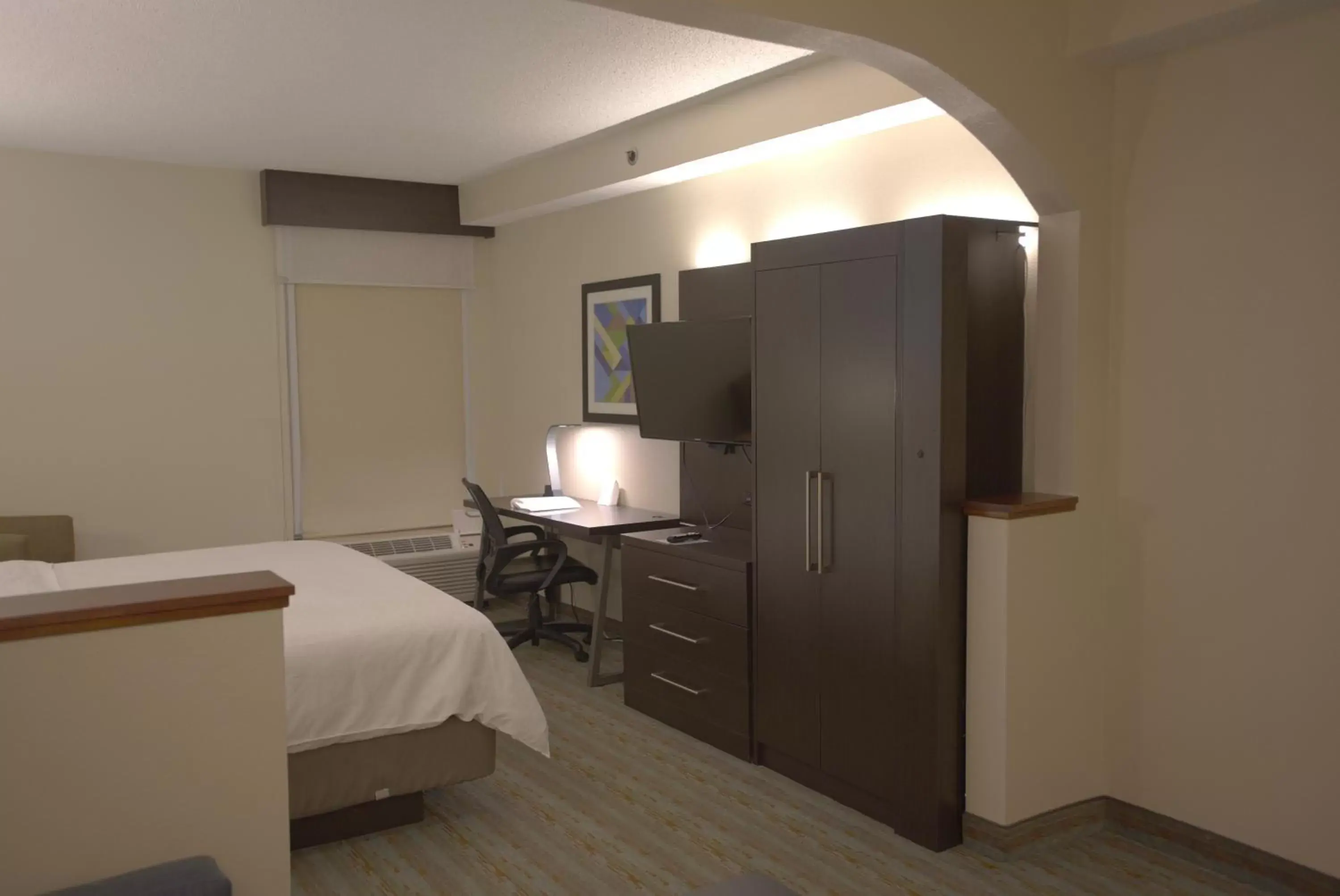 Suite with Mobility Accessible Tub - Non-Smoking in Holiday Inn Express Anderson I-85 - Exit 27- Highway 81 by IHG Suite with Mobility Accessible Tub - Non-Smoking in Holiday Inn Express Anderson I-85 - Exit 27- Highway 81 by IHG