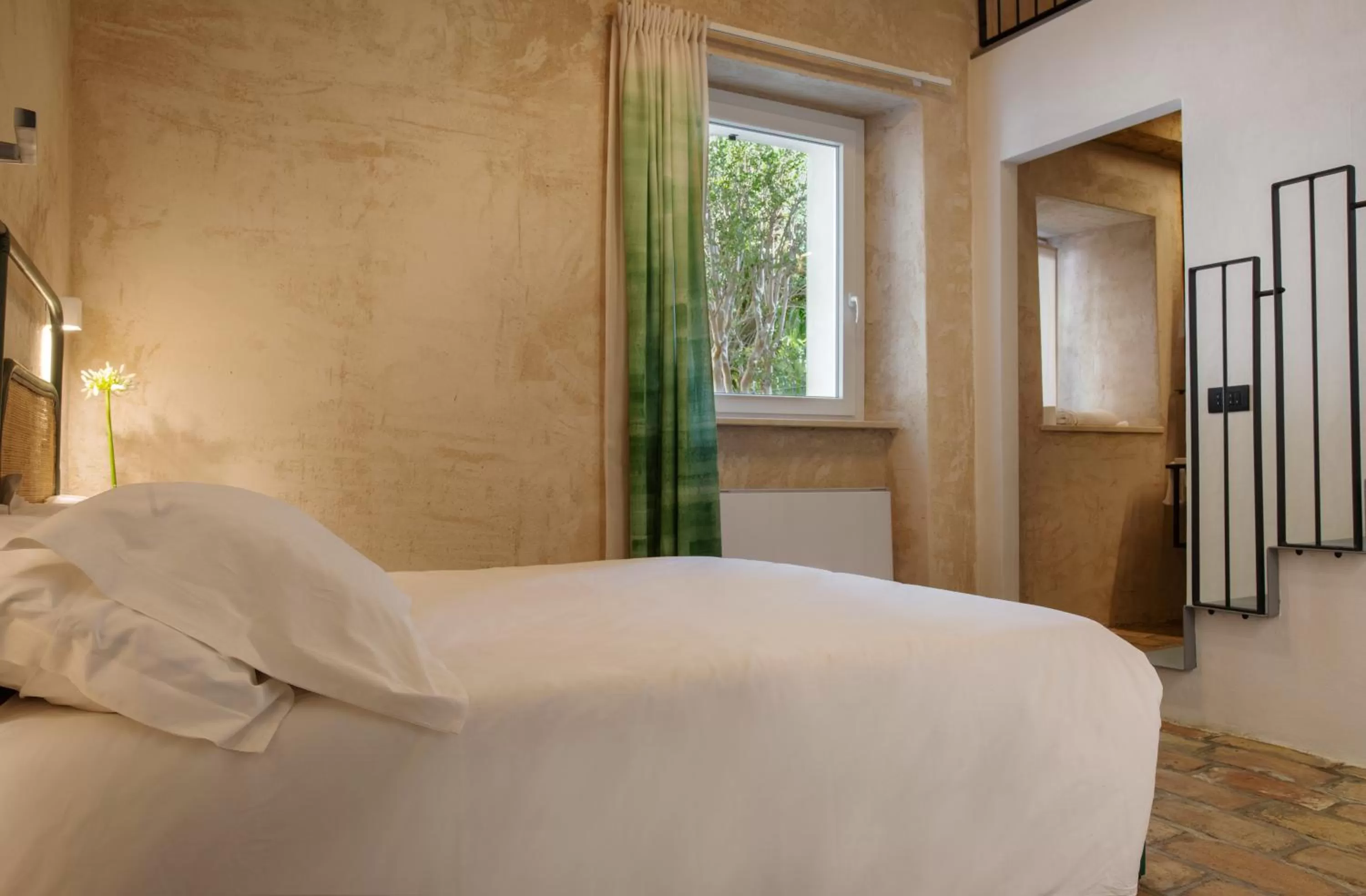 Bed in OGNISSANTI GuestHouse & Suites