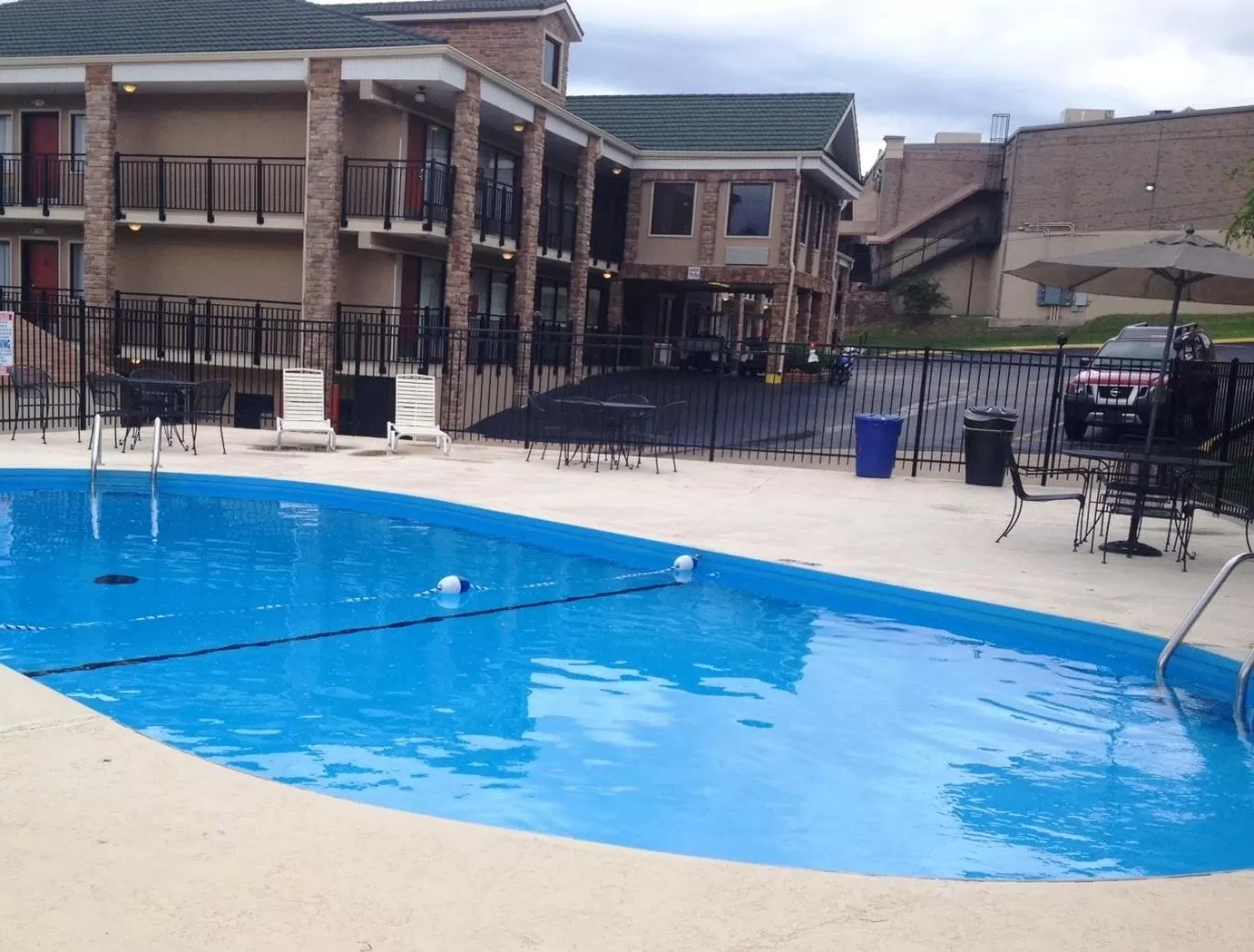 Swimming pool in Suburban Studios Branson On The Strip