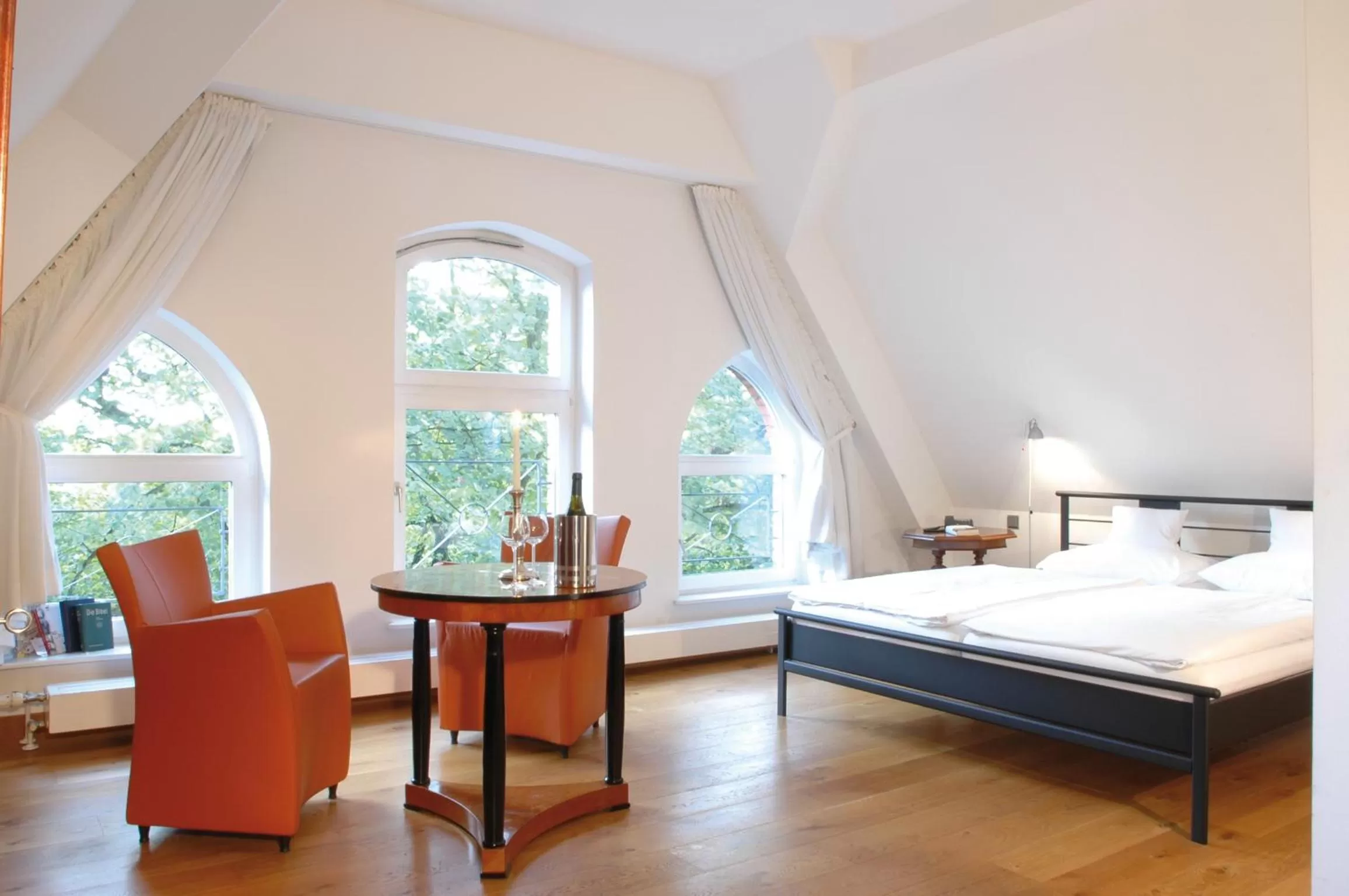 Photo of the whole room, Bed in Hotel Mutterhaus Düsseldorf