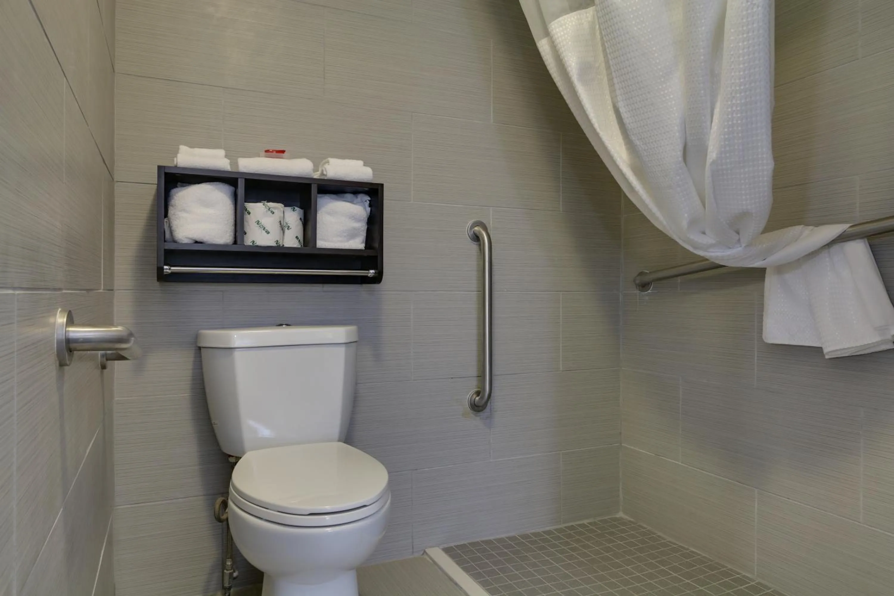 TV and multimedia in Travelodge by Wyndham Calhoun South I-75