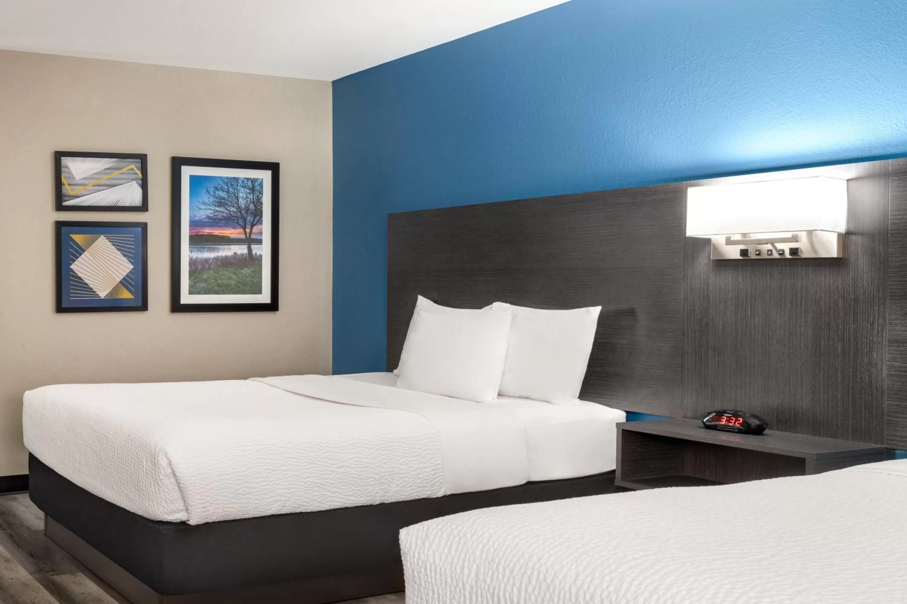 Bed in La Quinta by Wyndham Chicago Tinley Park