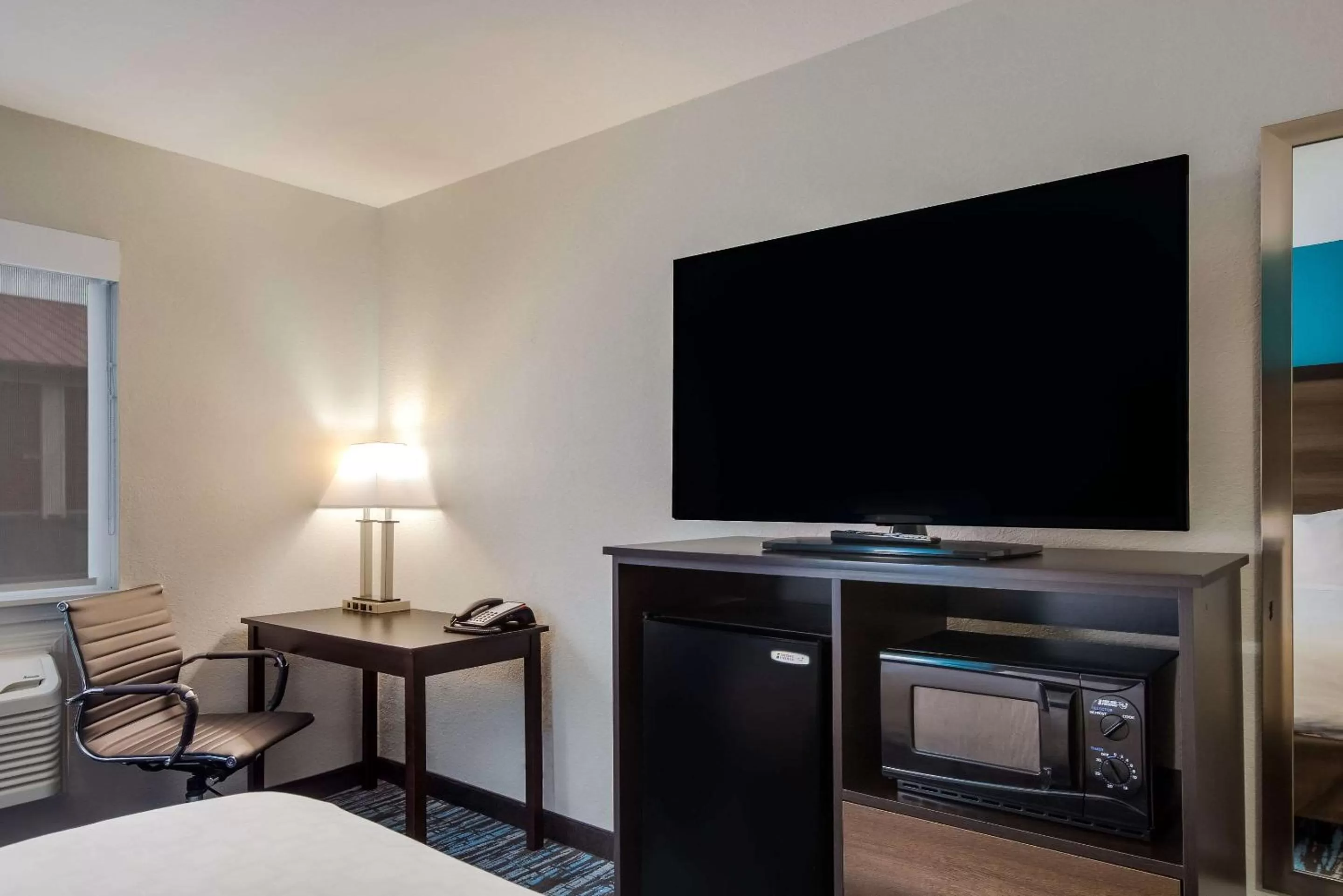 Bedroom, Bed in Clarion Pointe Harrodsburg-Danville