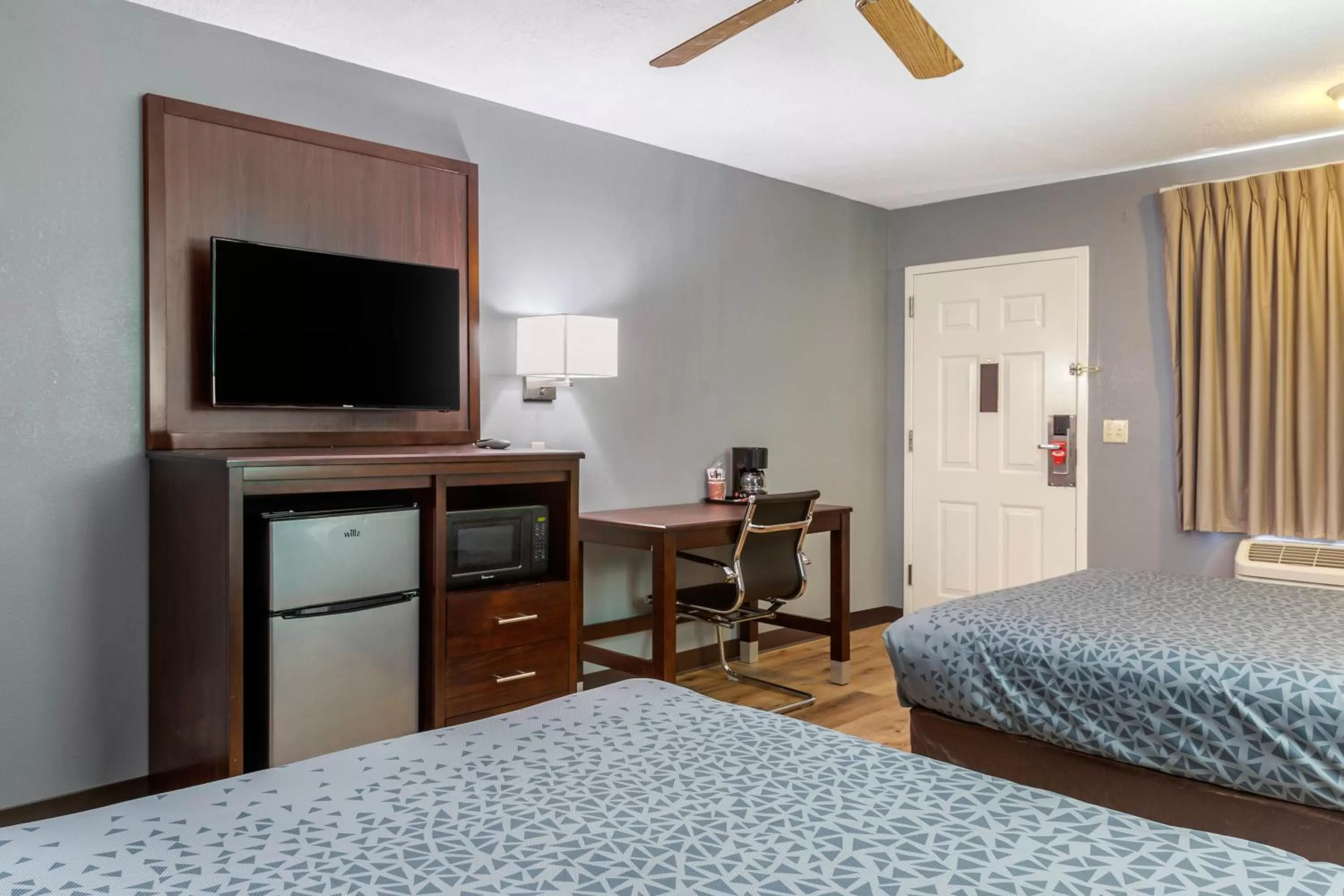 Queen Room with Two Queen Beds - Non-Smoking in Econo Lodge West - Coors Blvd